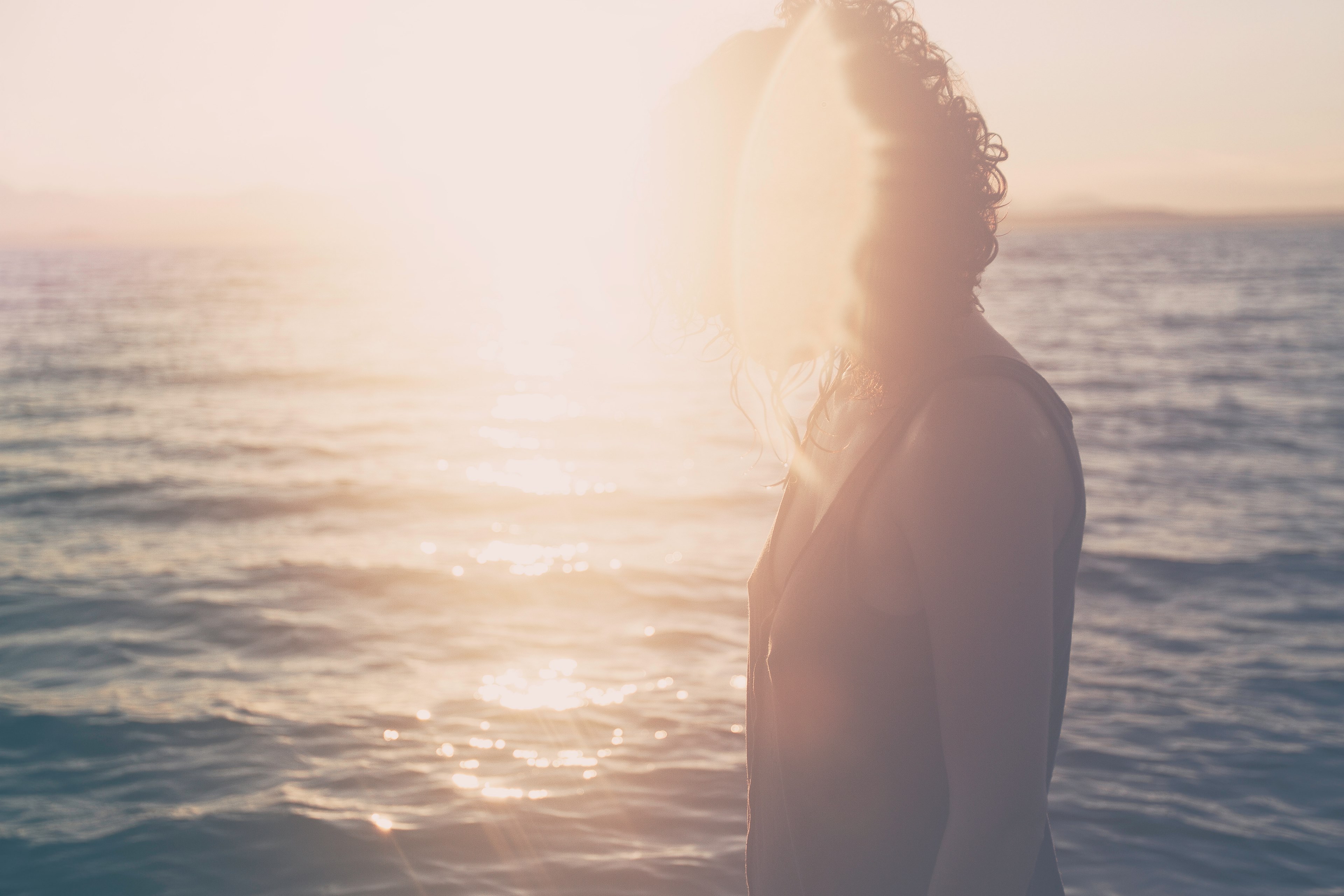 woman turns silhouette in a bath of sunlight in sunrise in a fashionable top in lincoln park, woman at lincoln park beach 4k, HD Wallpaper