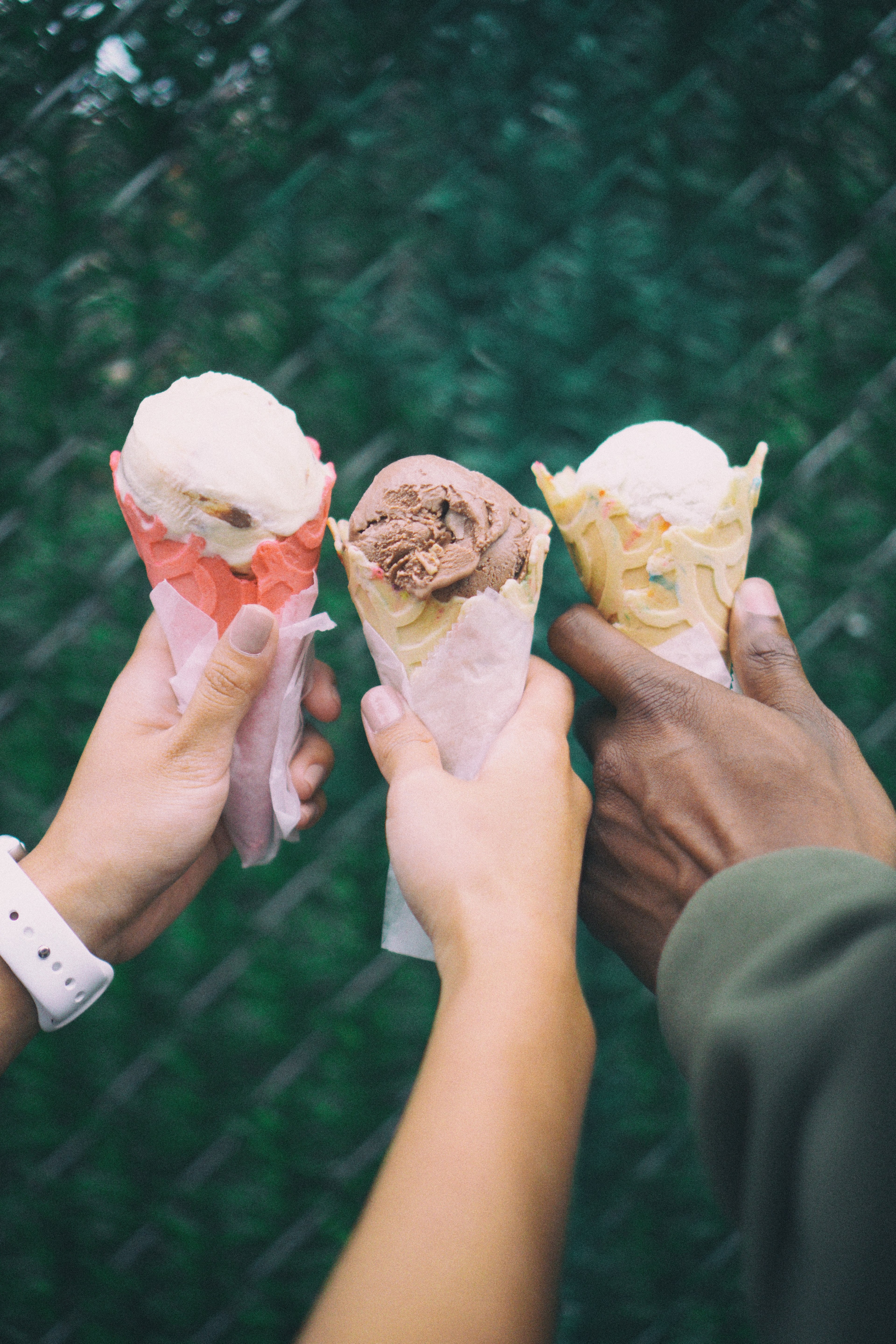 ice cream ice cream cone holding and cone hd, 4k, Phone HD Wallpaper
