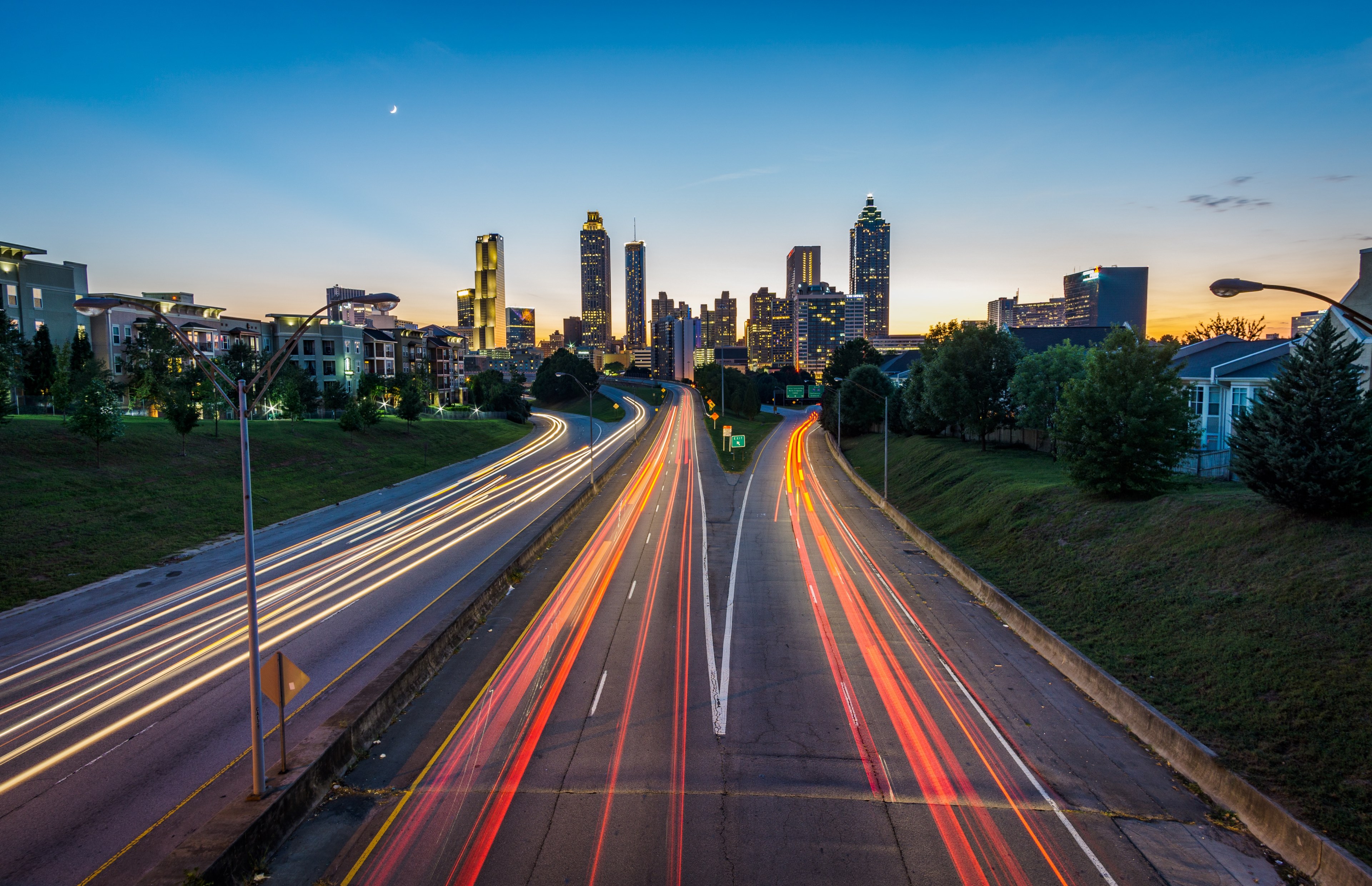 a long exposure shot of a freeway leading into the city with red and yellow light trails, light trails on a suburban highway 4k, HD Wallpaper