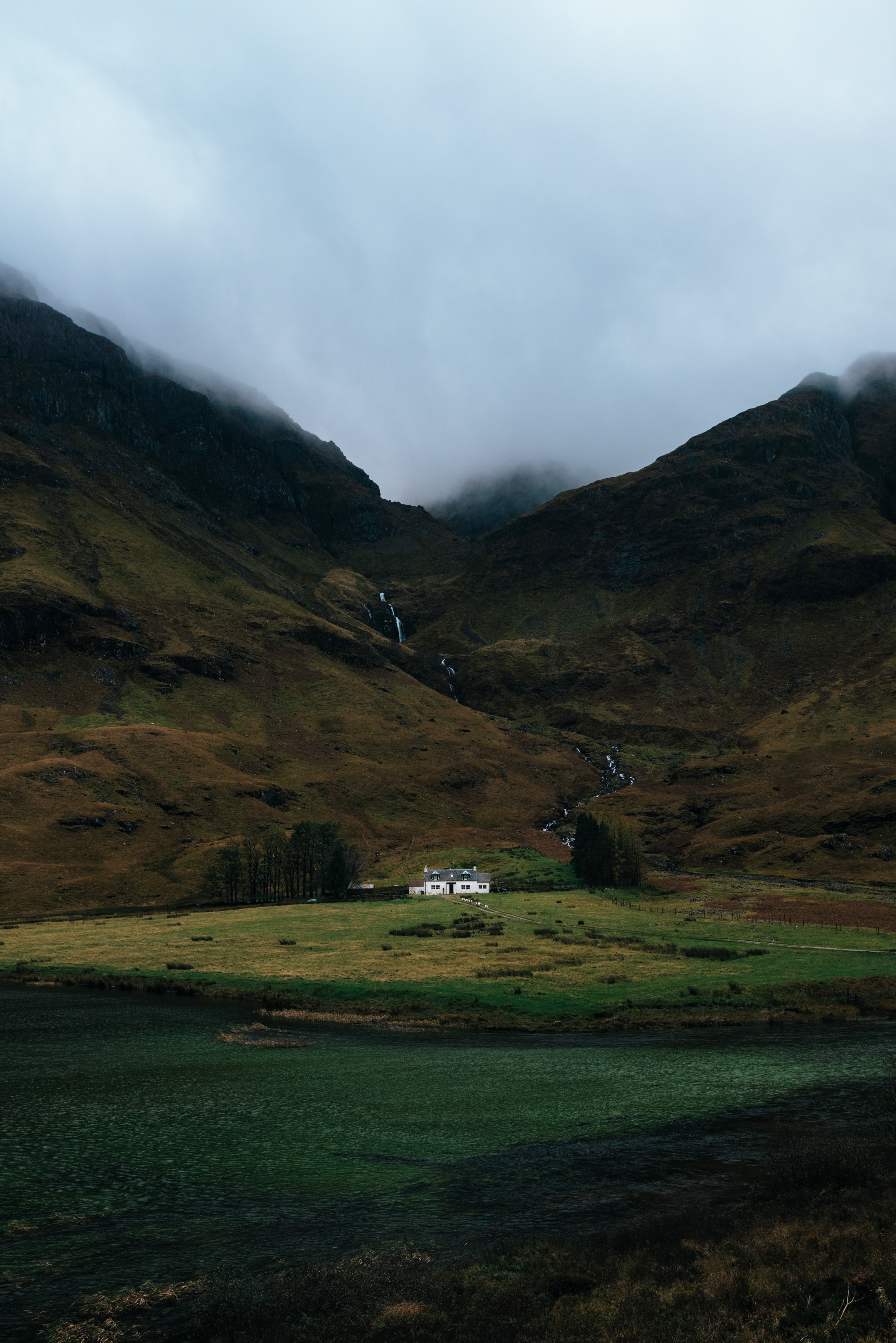 a lone home in the mountains 4k, Phone HD Wallpaper