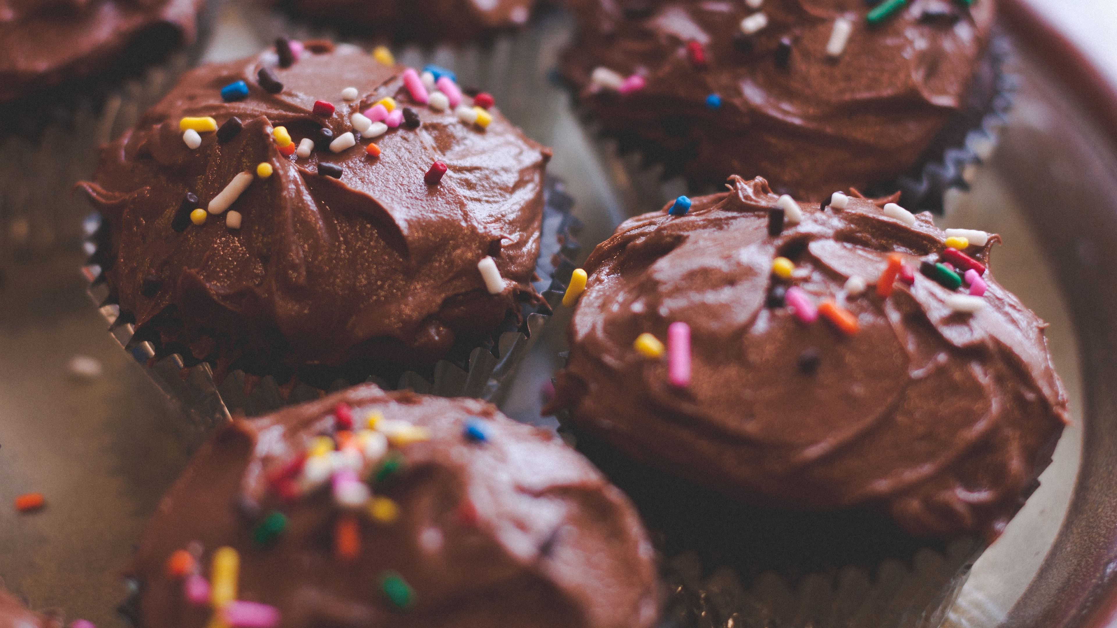cupcakes, frosting, confetti, chocolate, 4k, HD Wallpaper