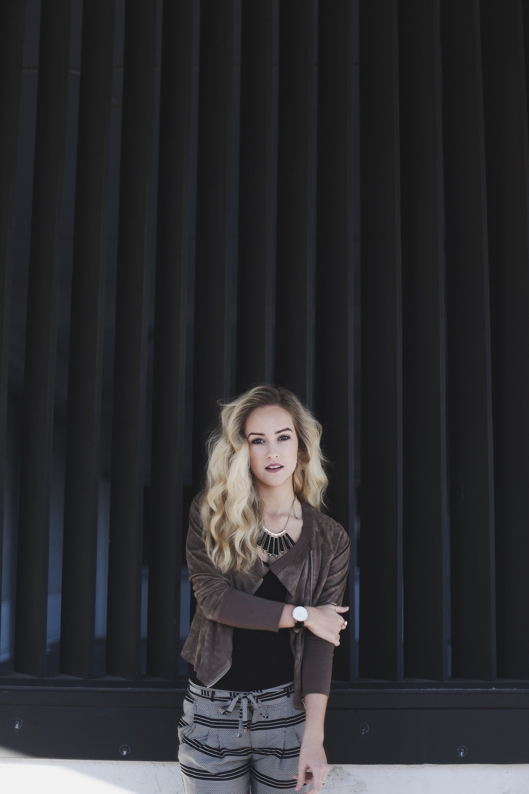 a long haired blonde woman holding her arm, _simple backgrounds 4k, Phone HD Wallpaper