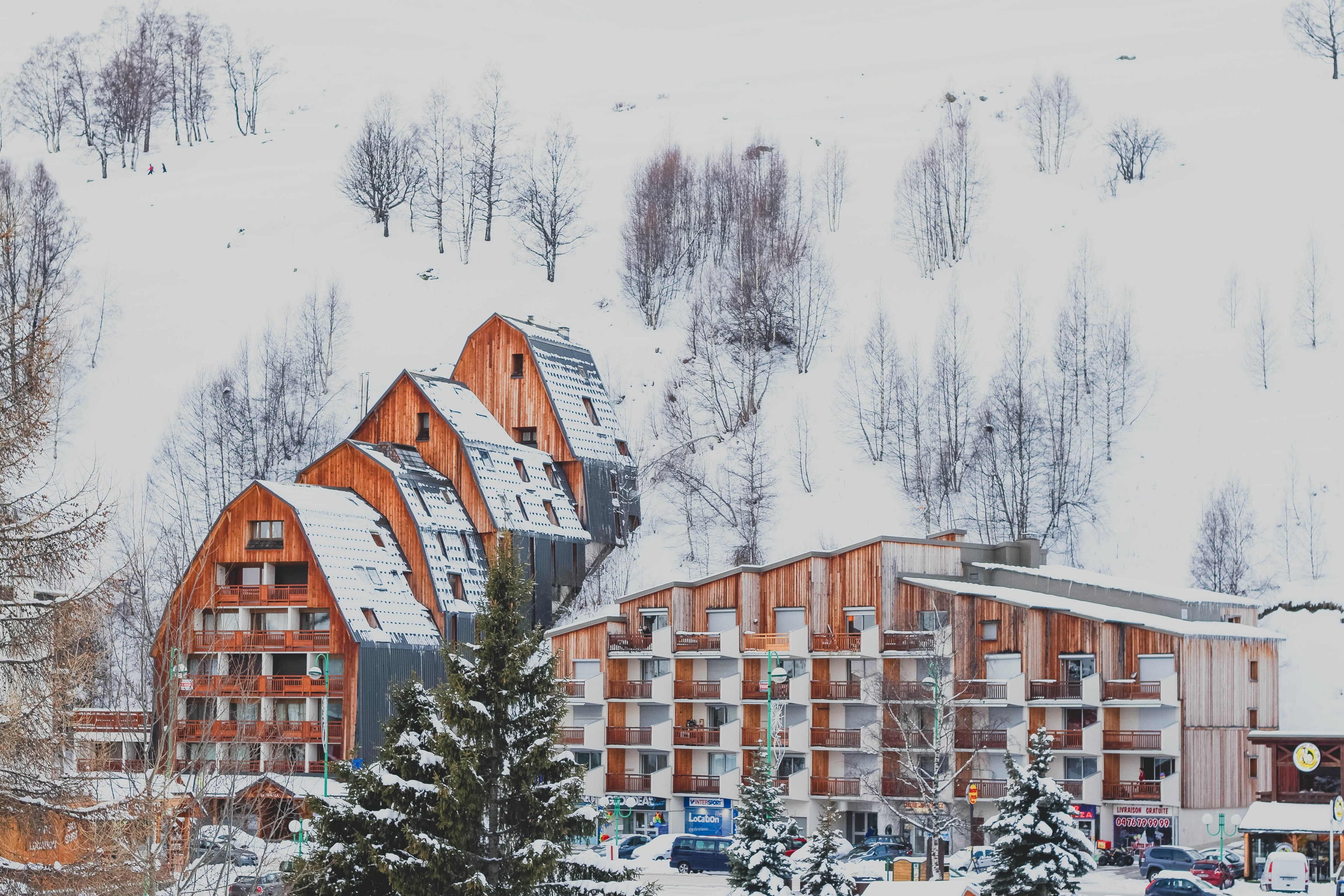 a tall snow covered mountain in the background of the les 2 alpes winter resort, mountain cabin 4k, HD Wallpaper