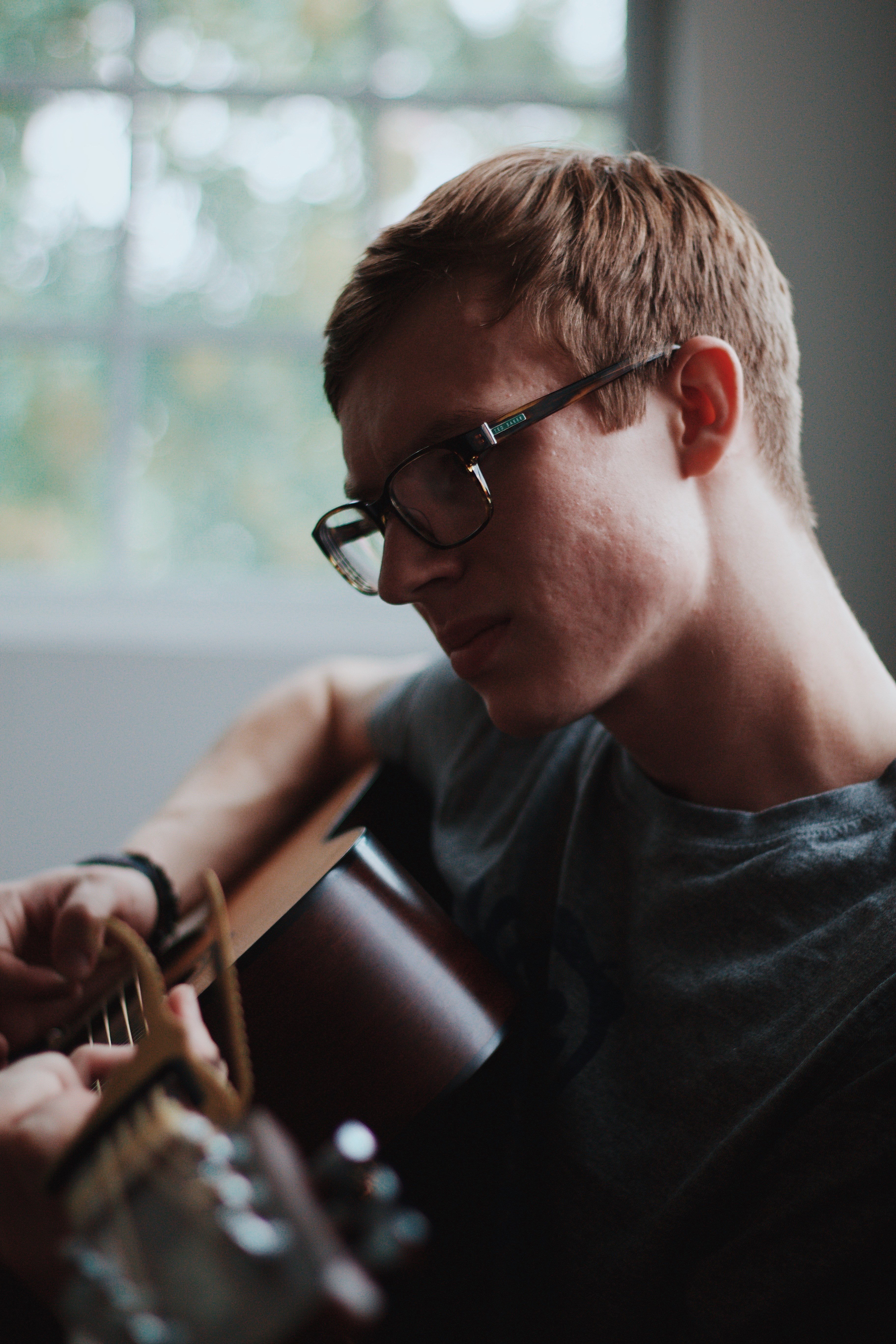 a nerdy looking guy with glasses playing guitar, _nerdy guy playing guitar 4k, Phone HD Wallpaper