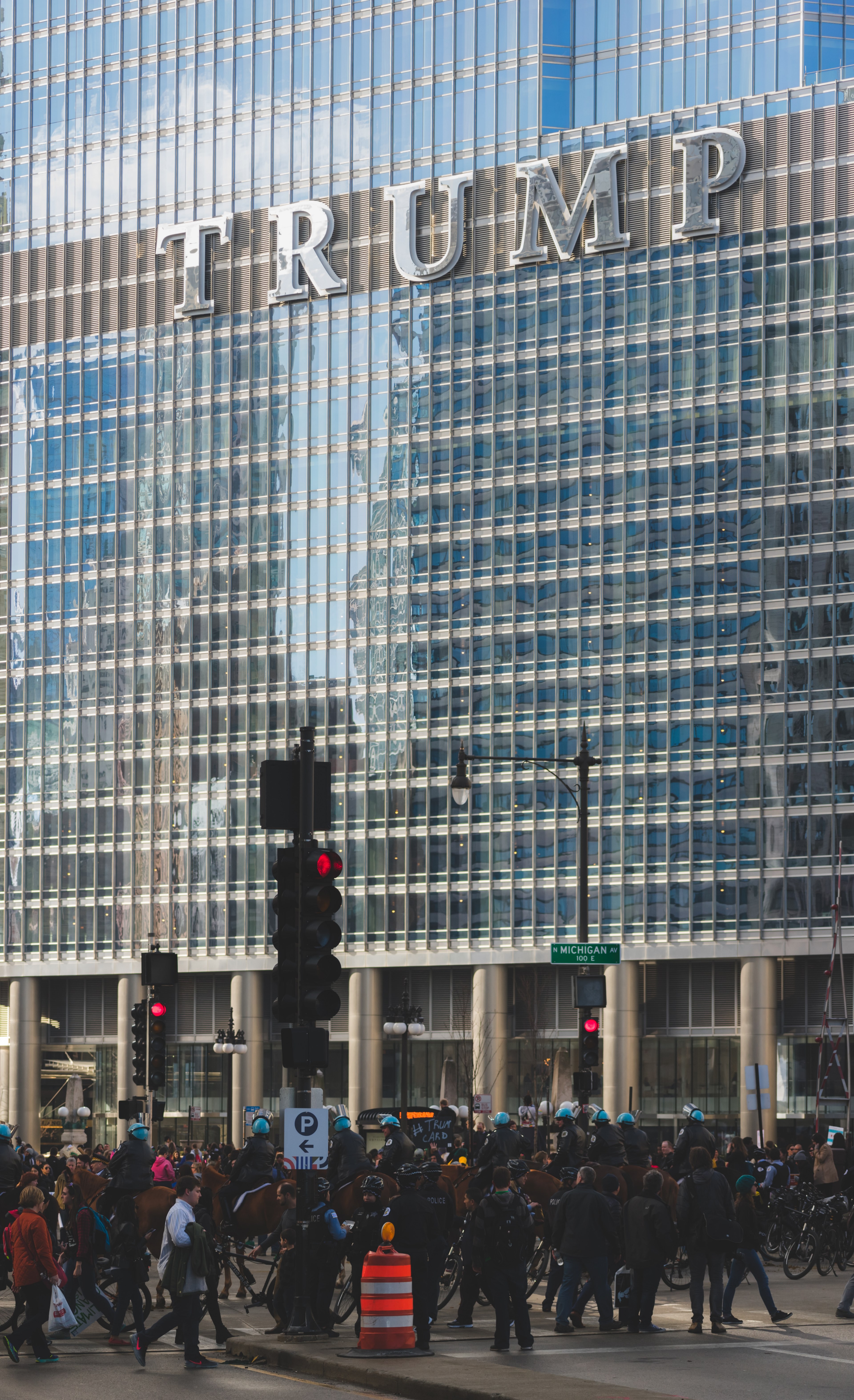 mounted police officers in the crowd near trump international hotel and tower in chicago, trump card 4k, Phone HD Wallpaper