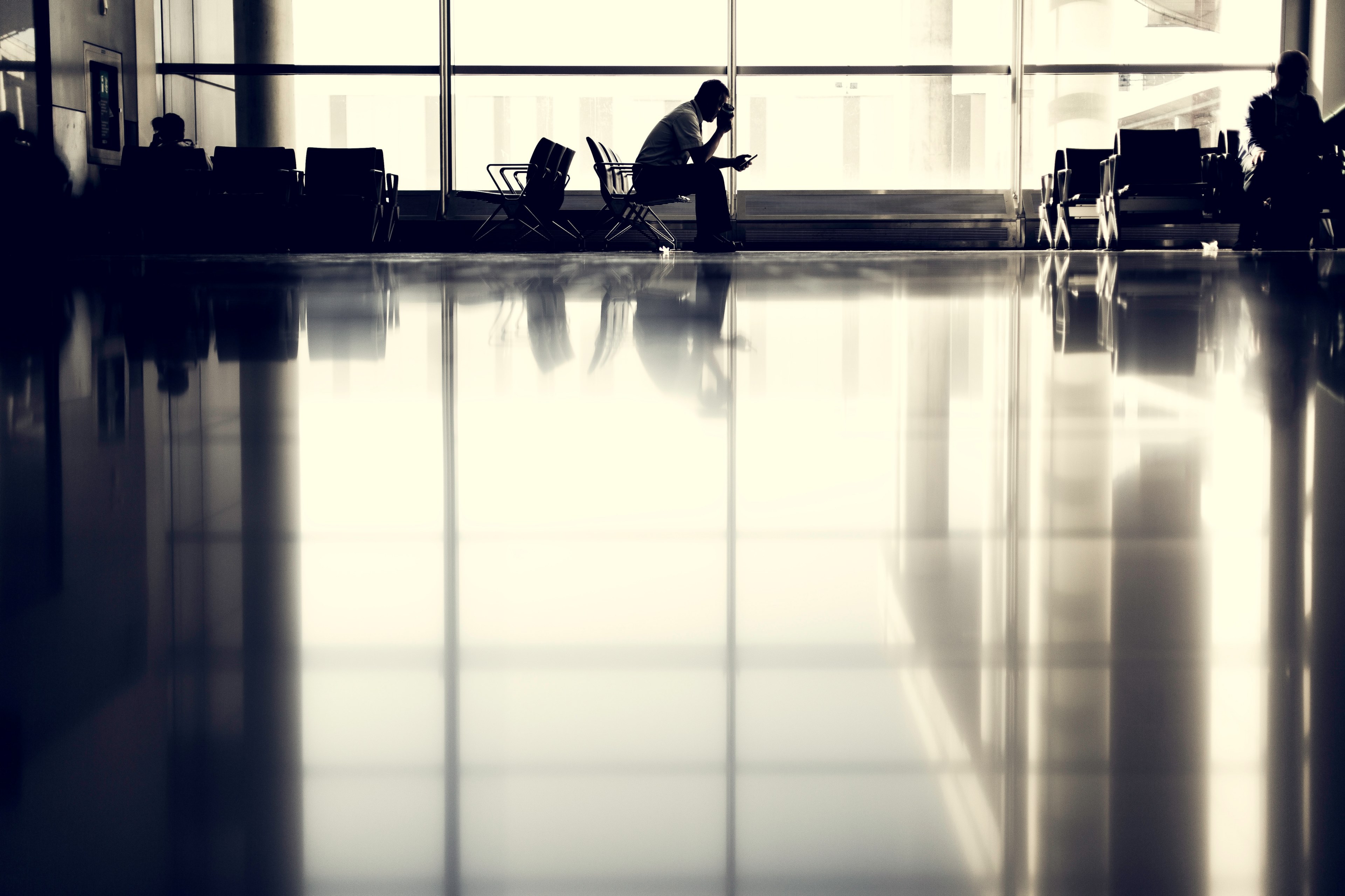 a man waiting in a chair at the airport, waiting for plane 4k, HD Wallpaper