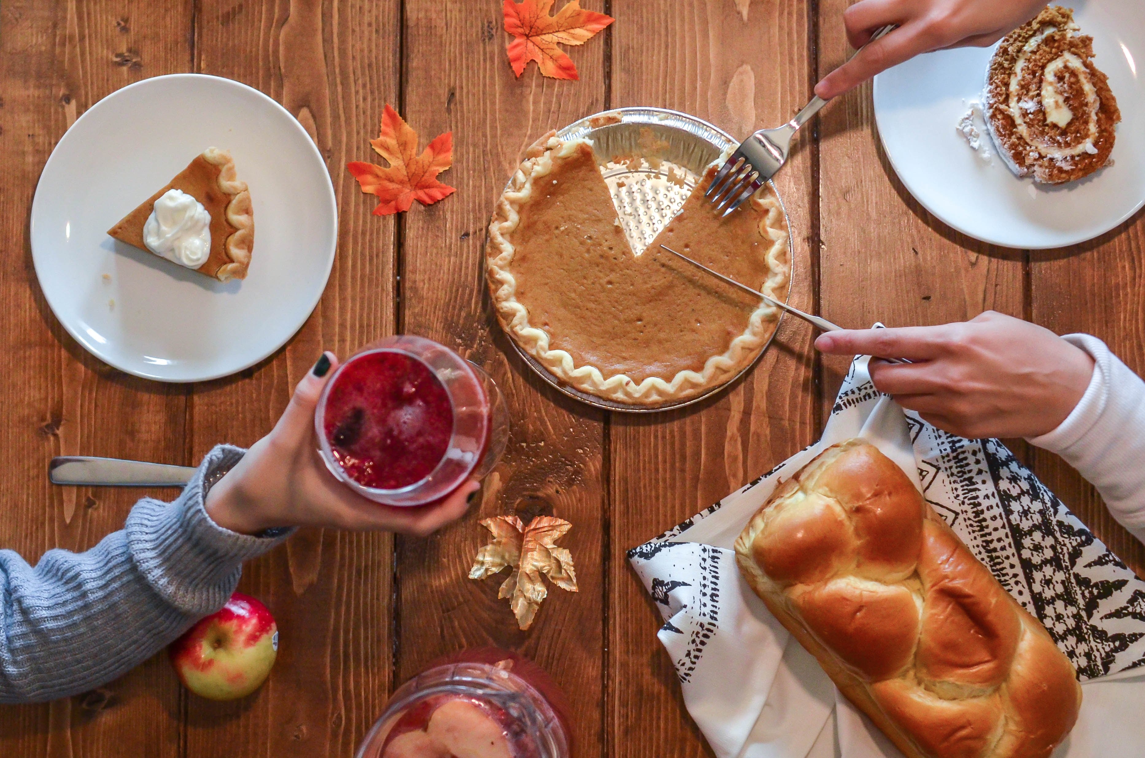 table pie pumpkin pie and cream 4k, HD Wallpaper