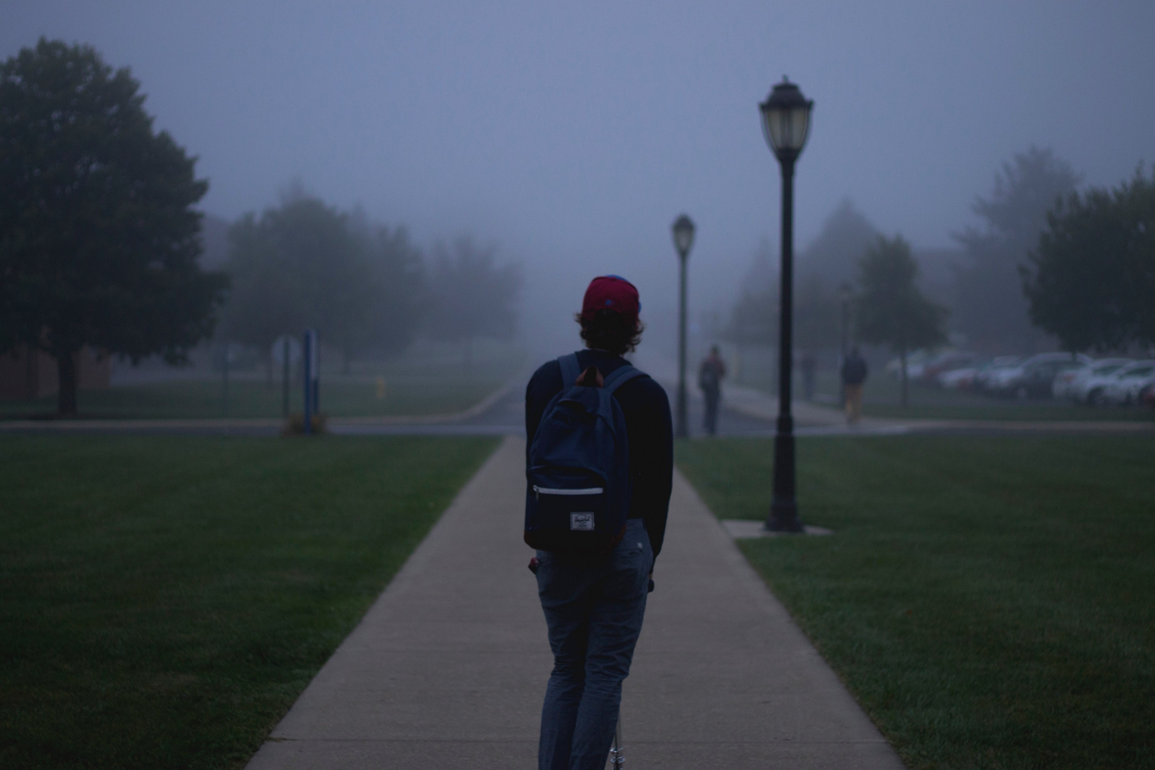 college student alone on a razor scooter on a foggy day, getting to class 4k, HD Wallpaper