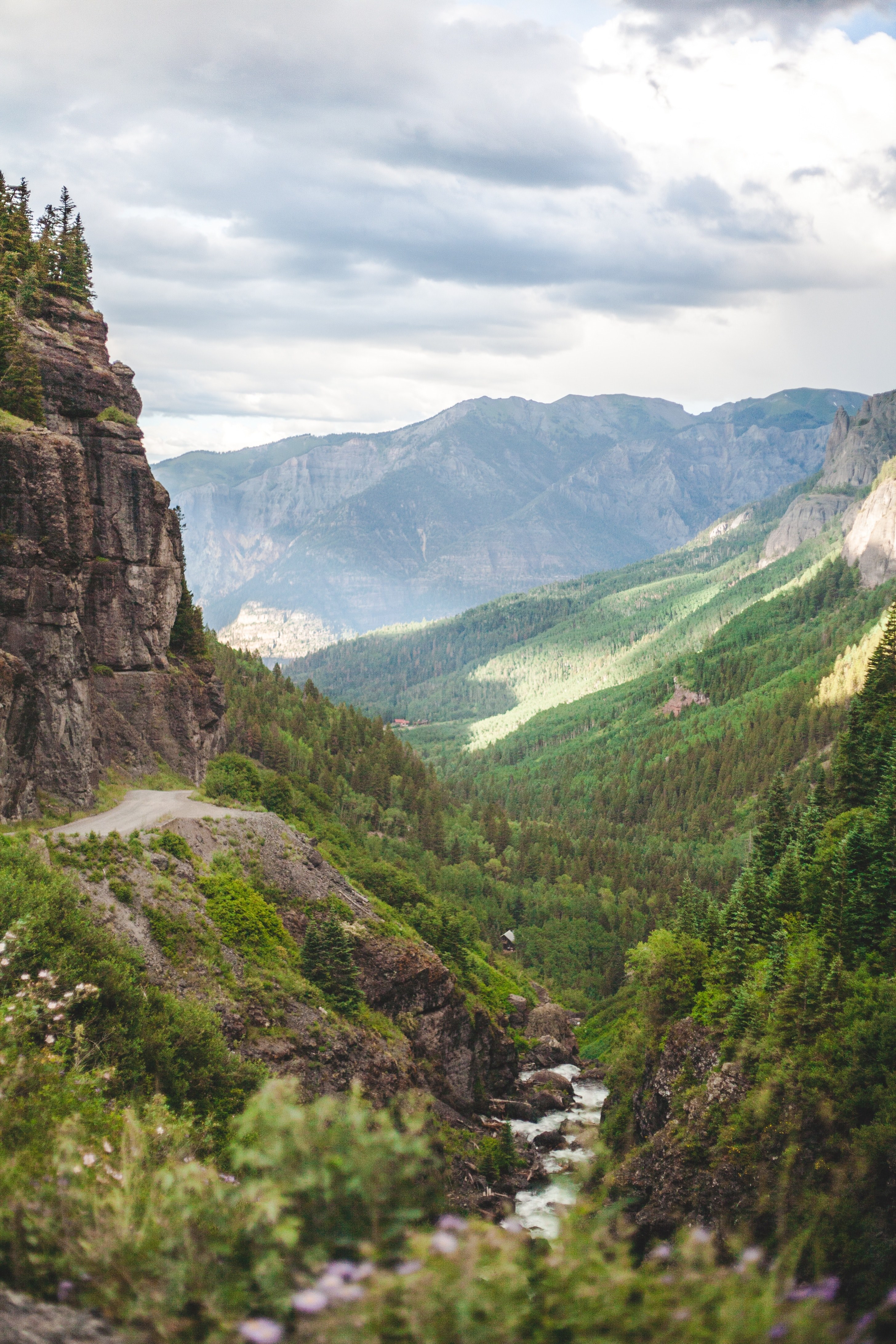 a stream hugging the side of a cliff in a mountain valley in colorado, stream by a cliff 4k, Phone HD Wallpaper