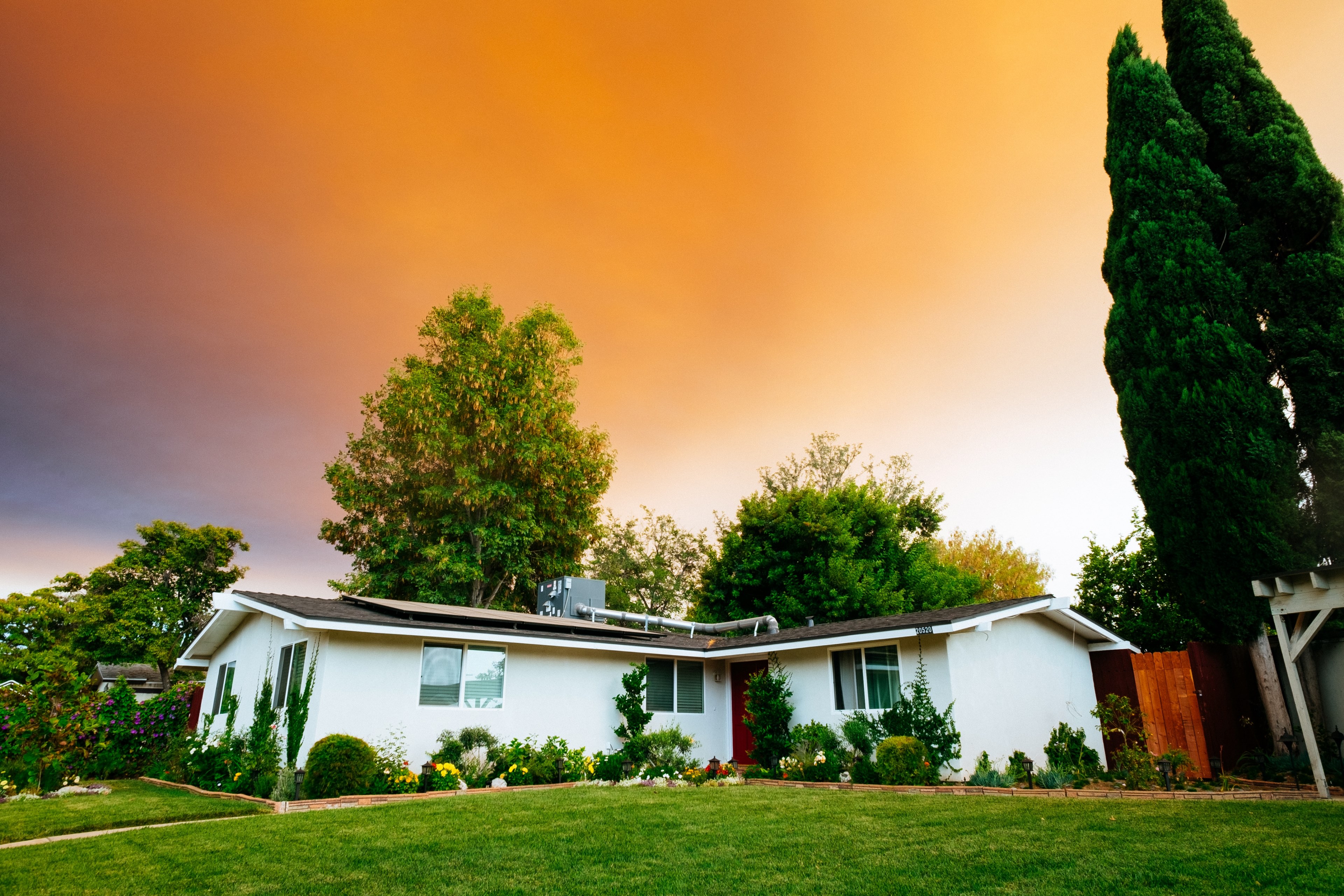a small white house in a suburban neighborhood at sunset, cozy white house 4k, HD Wallpaper