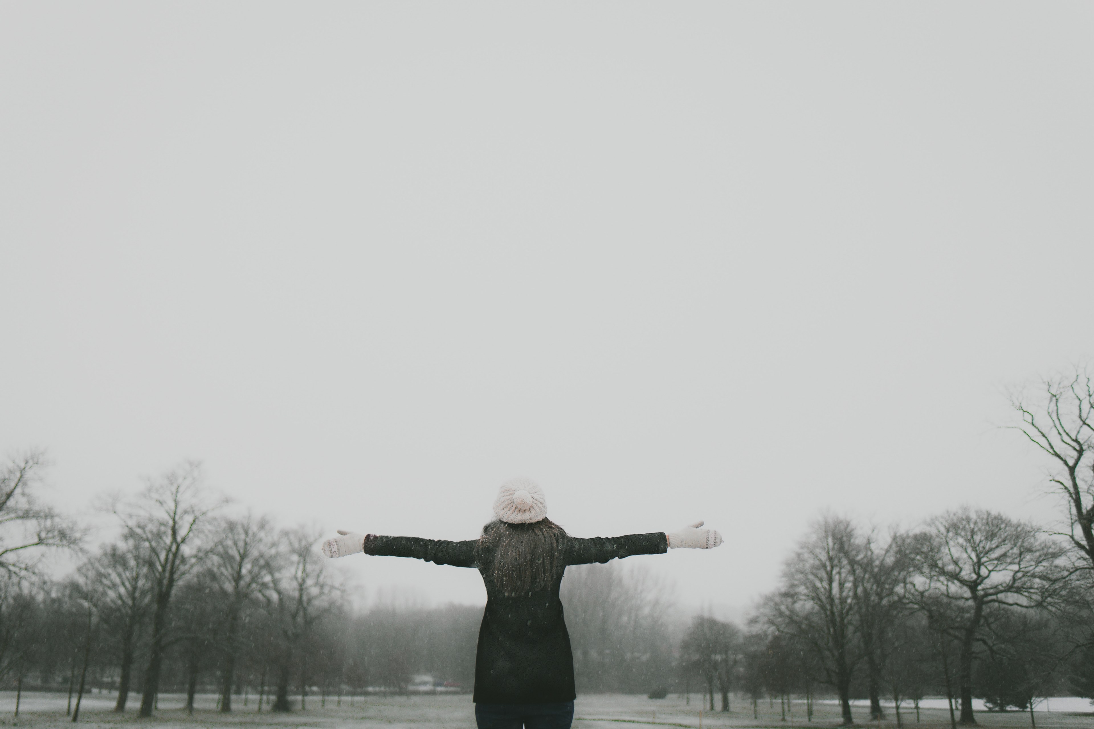 a woman embraces the winter in tree filled towneley park in burnley england, winter in towneley park 4k, HD Wallpaper
