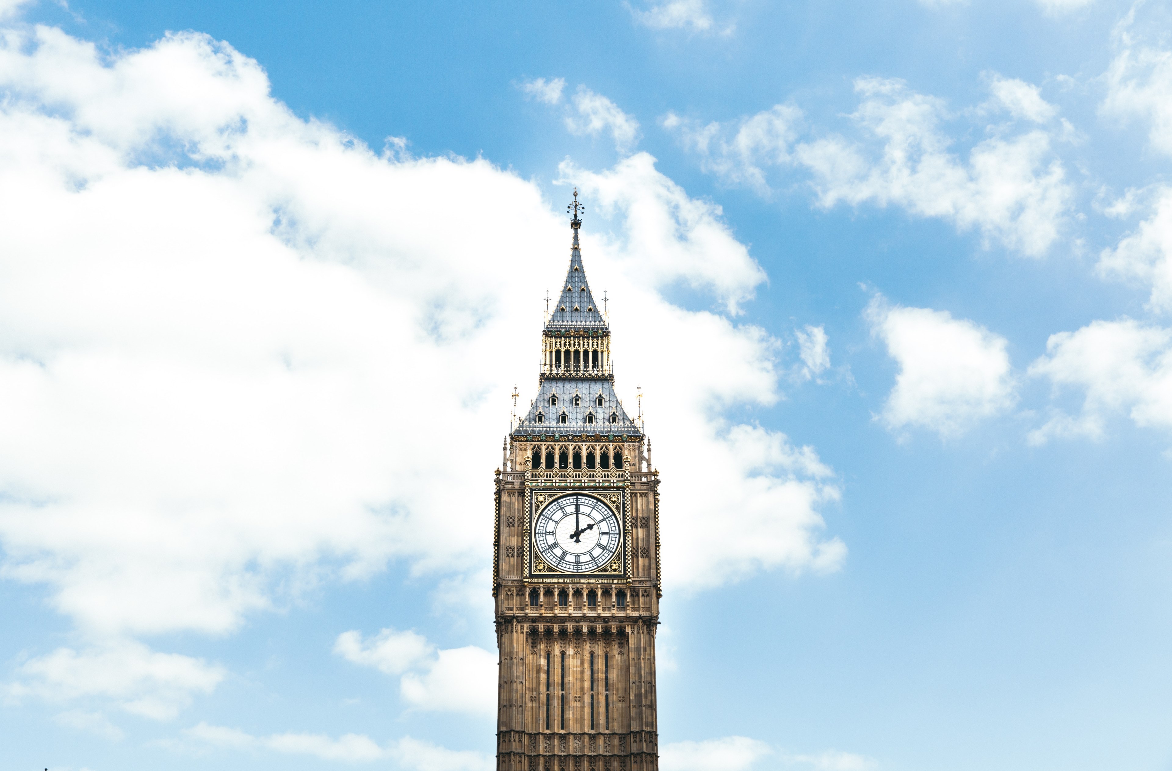 the view of the londons famous landmark big ben with clouds over it, londons big ben landmark_ 4k, HD Wallpaper