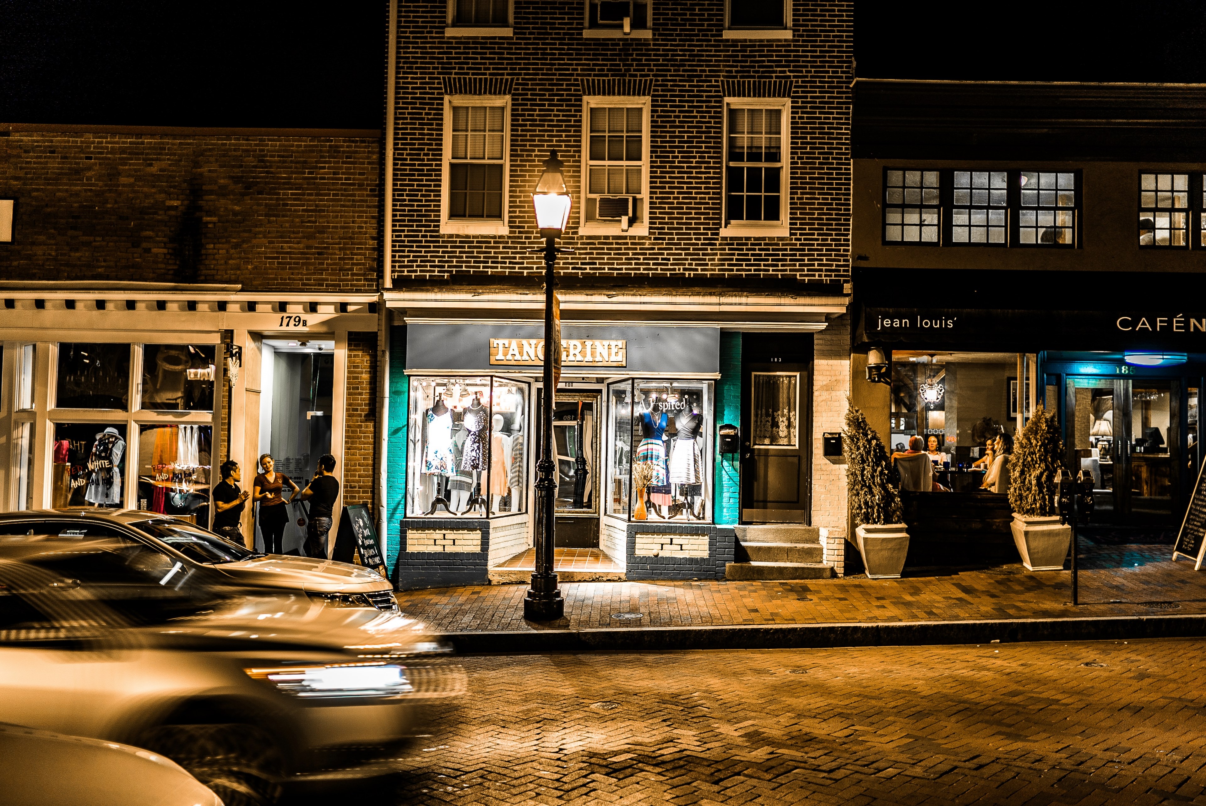 young people talking near storefronts in annapolis at night, storefronts at night 4k, HD Wallpaper