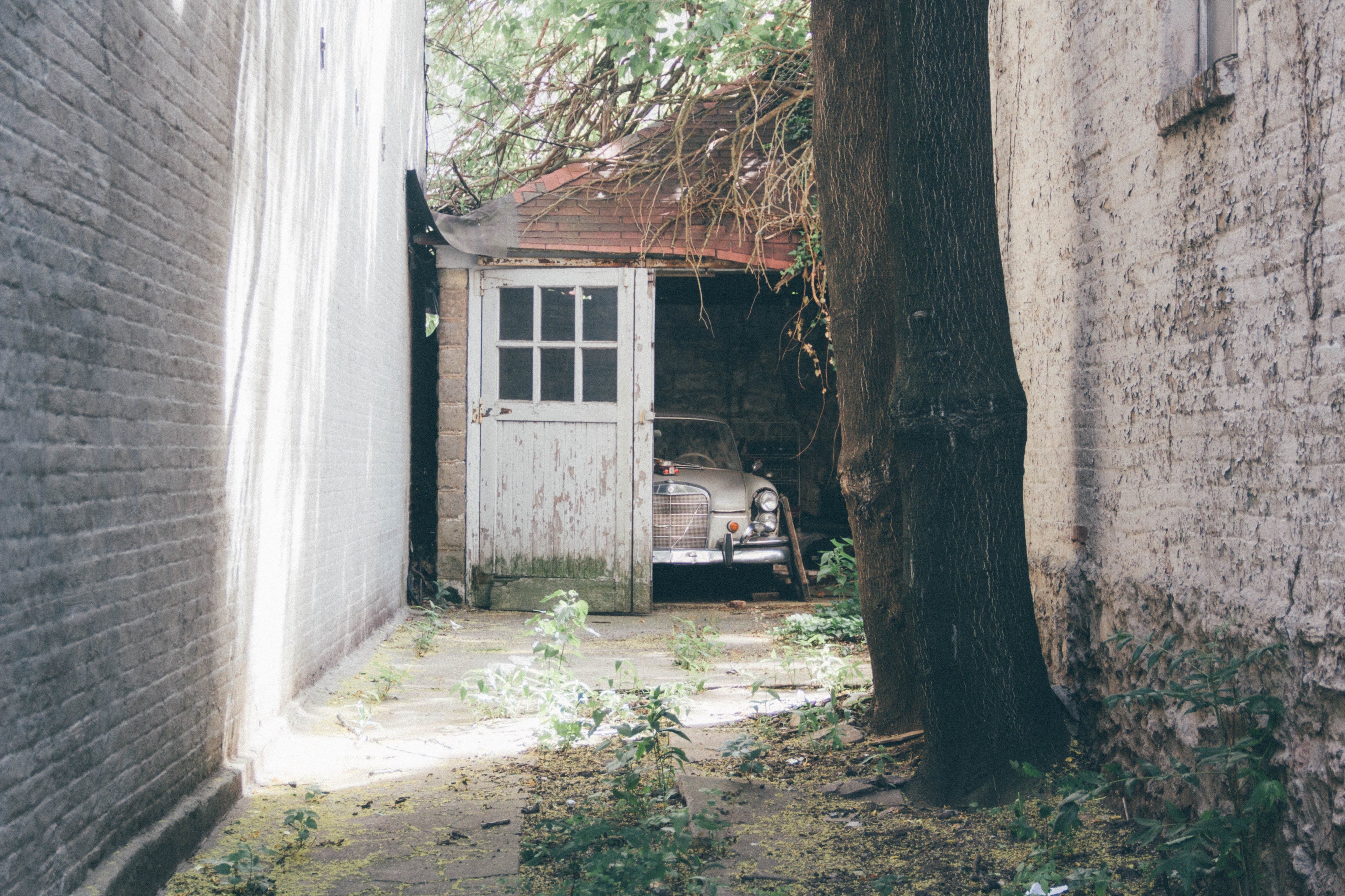 an old shed in back of a house in brooklyn, retro vehicle old garage 4k, HD Wallpaper