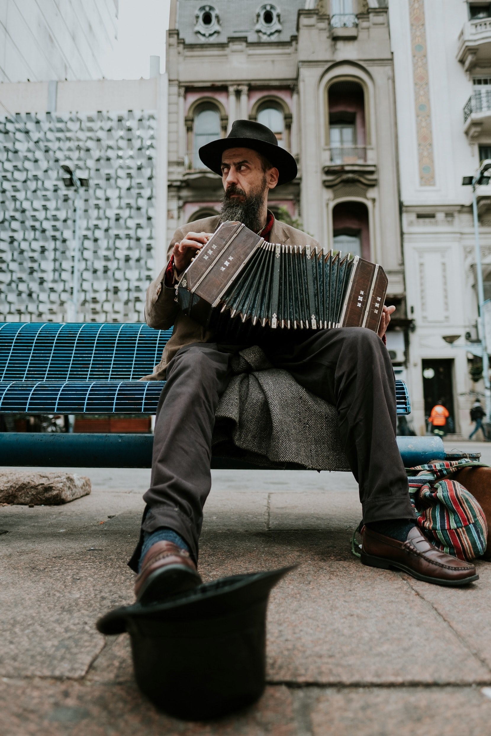 a guy playing music outside, _the musician 4k, Phone HD Wallpaper