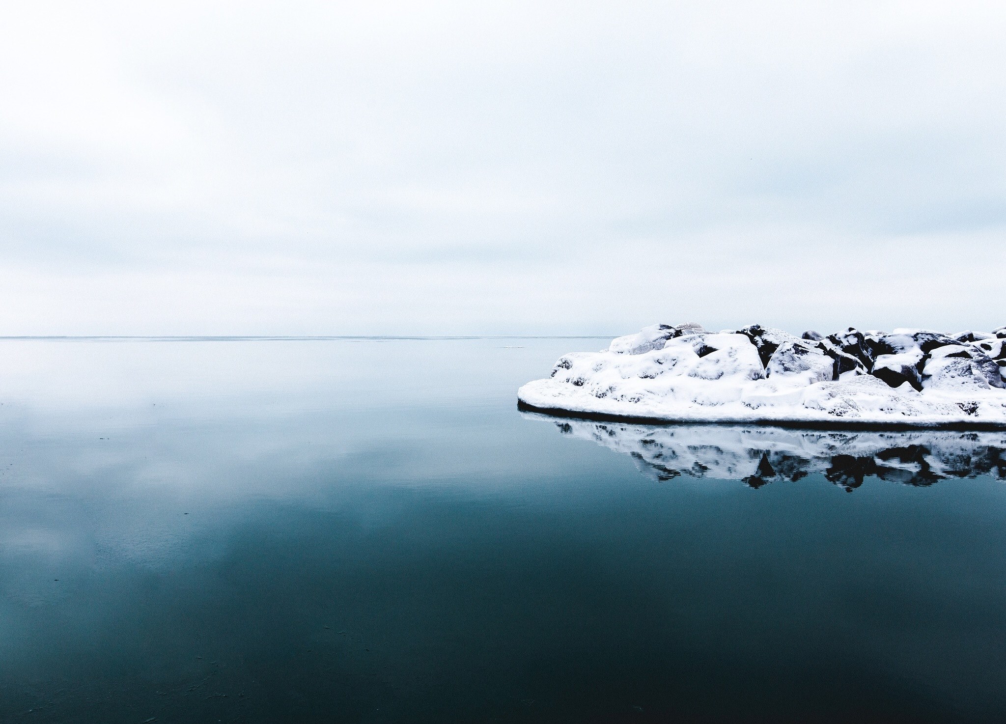 the reflection of a snow covered rock in dark blue water, the reflection of snowy rocks 4k, HD Wallpaper