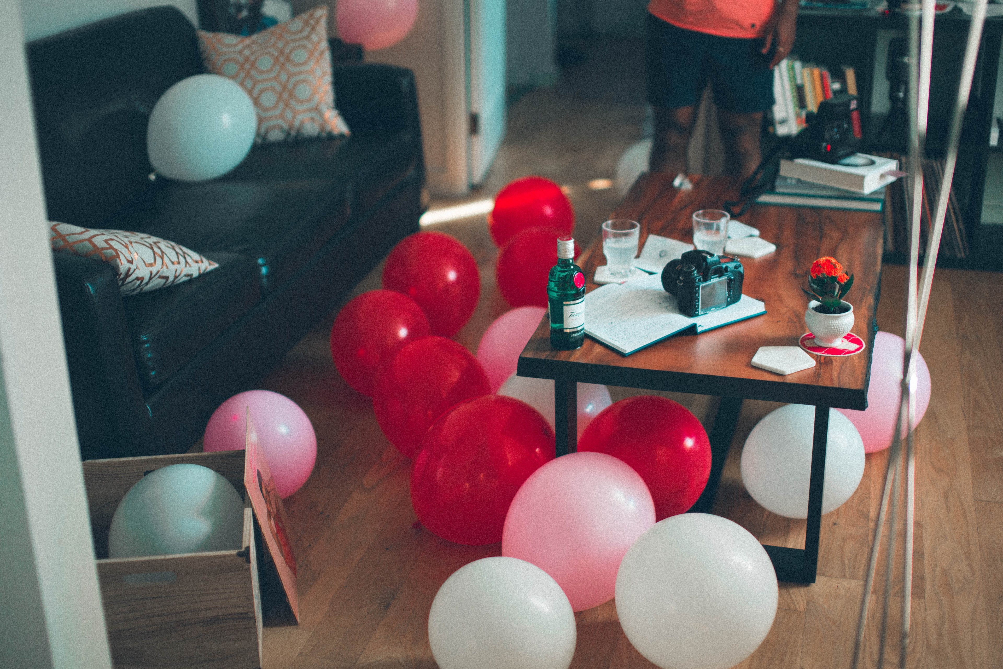 red pink and white balloons on the floor in a living room in toronto ahead of a house party, red white 4k, HD Wallpaper