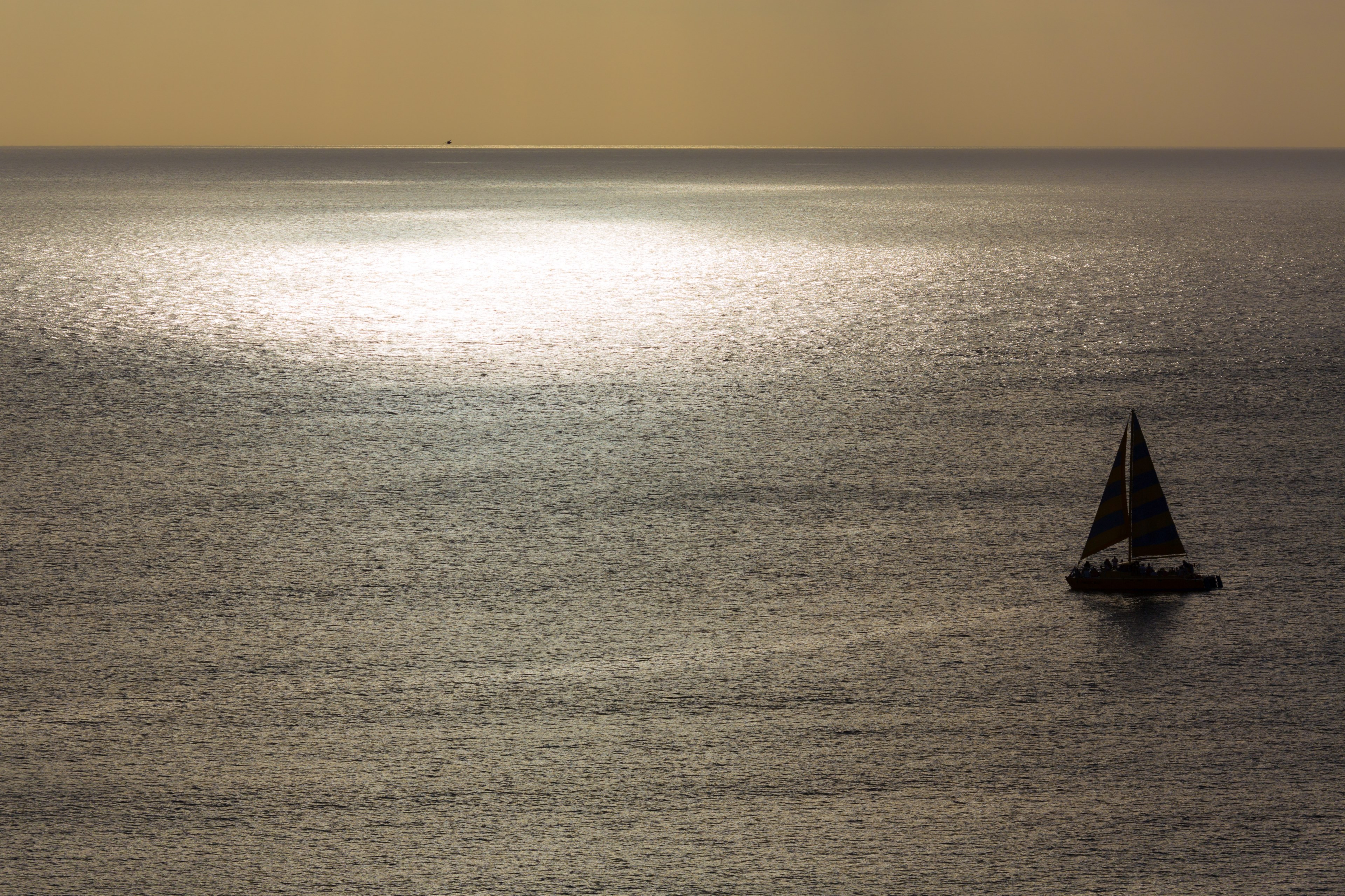 seascape view of the ocean with a boat at waikiki beach, waikiki sunset sail 4k, HD Wallpaper