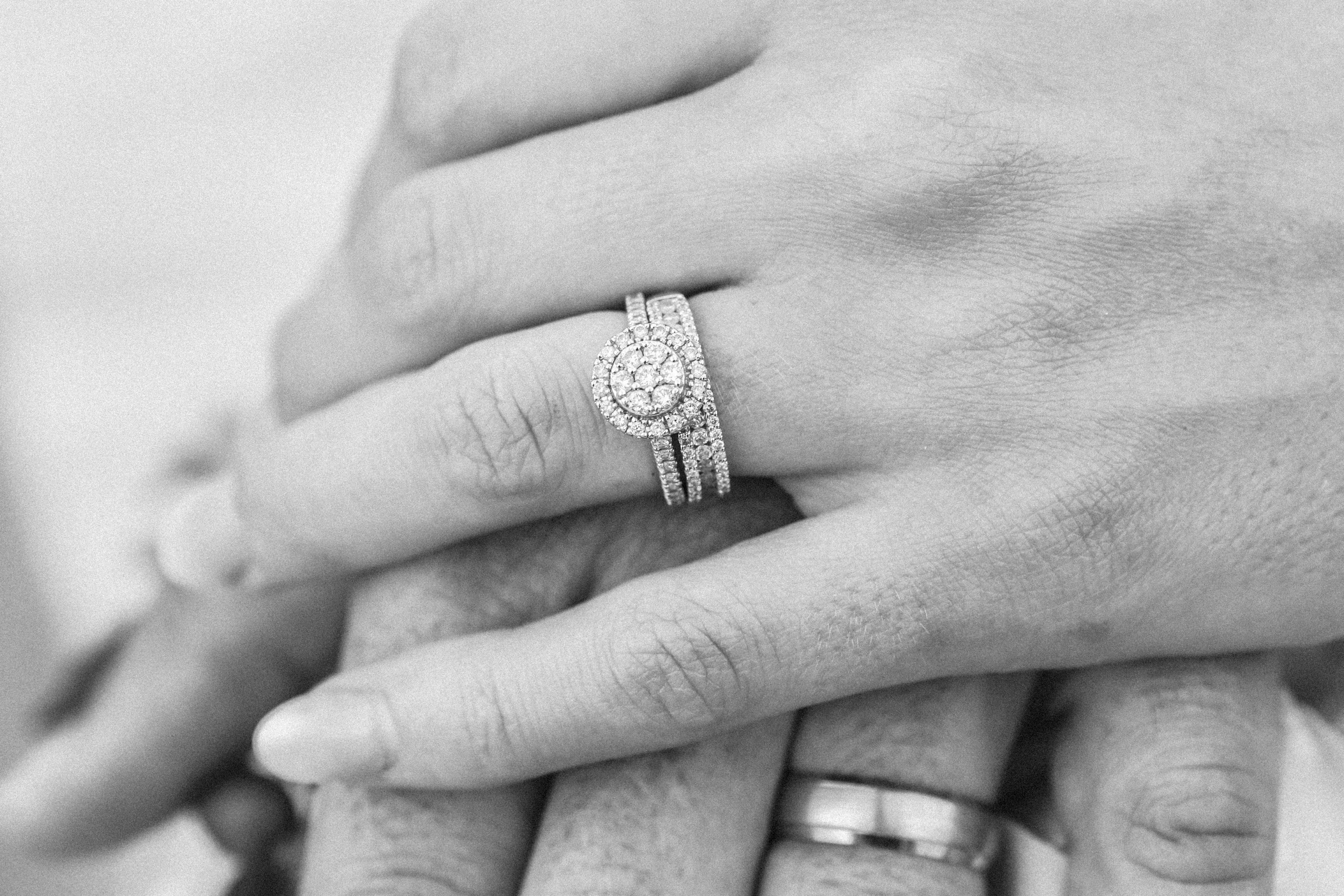 hands of a married couple wearing wedding rings, wedding rings 4k, HD Wallpaper