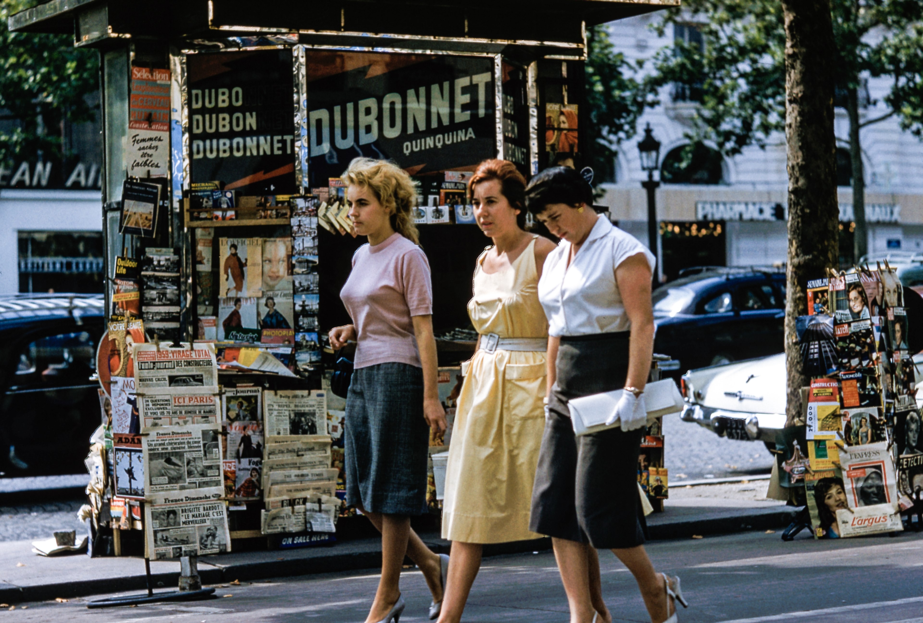 three women in retro clothes walk on the sidewalk by a news stand, three retro women 4k, HD Wallpaper