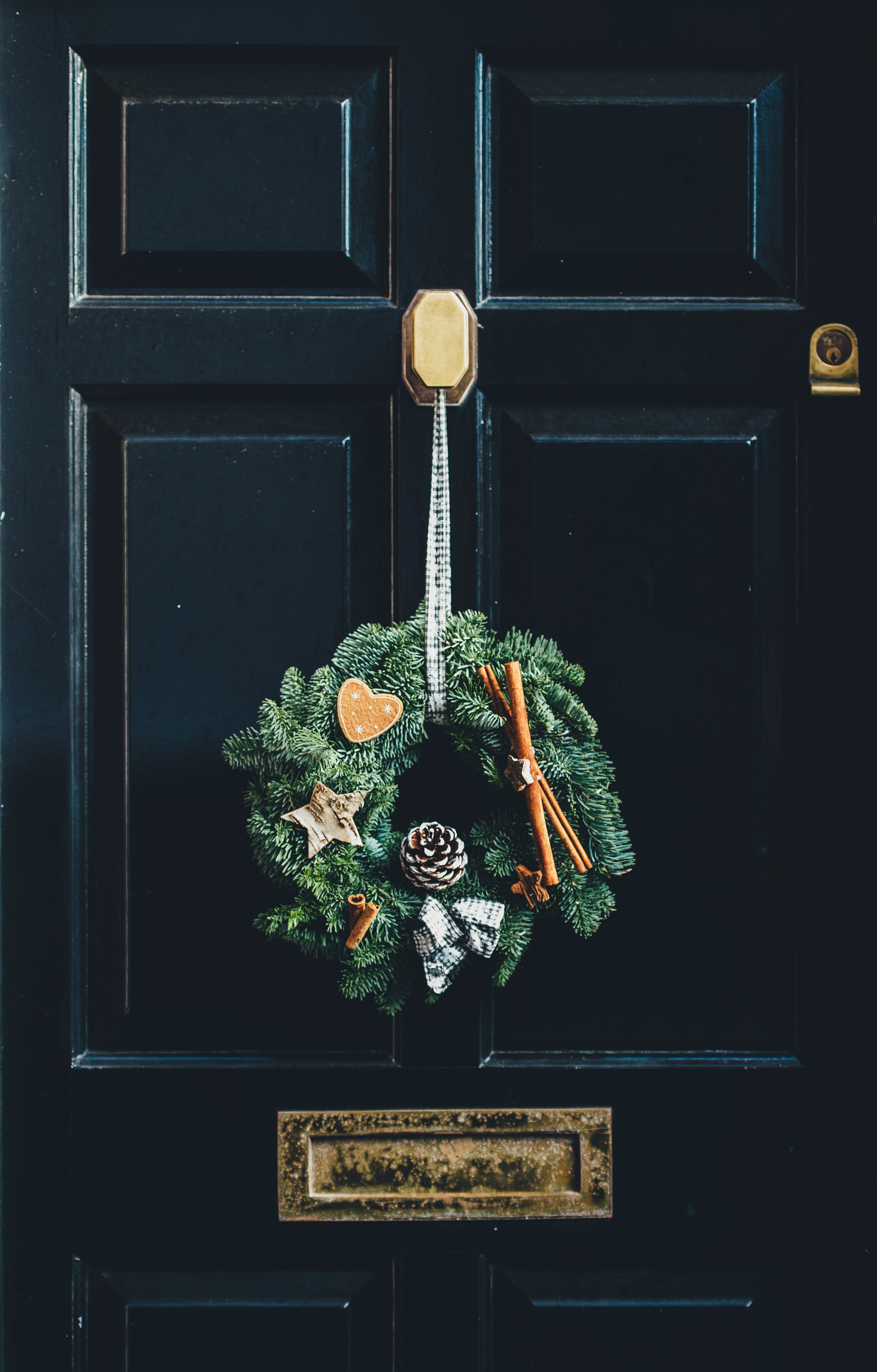 a wreath hanging on a black door, _christmas wreath 4k, Phone HD Wallpaper