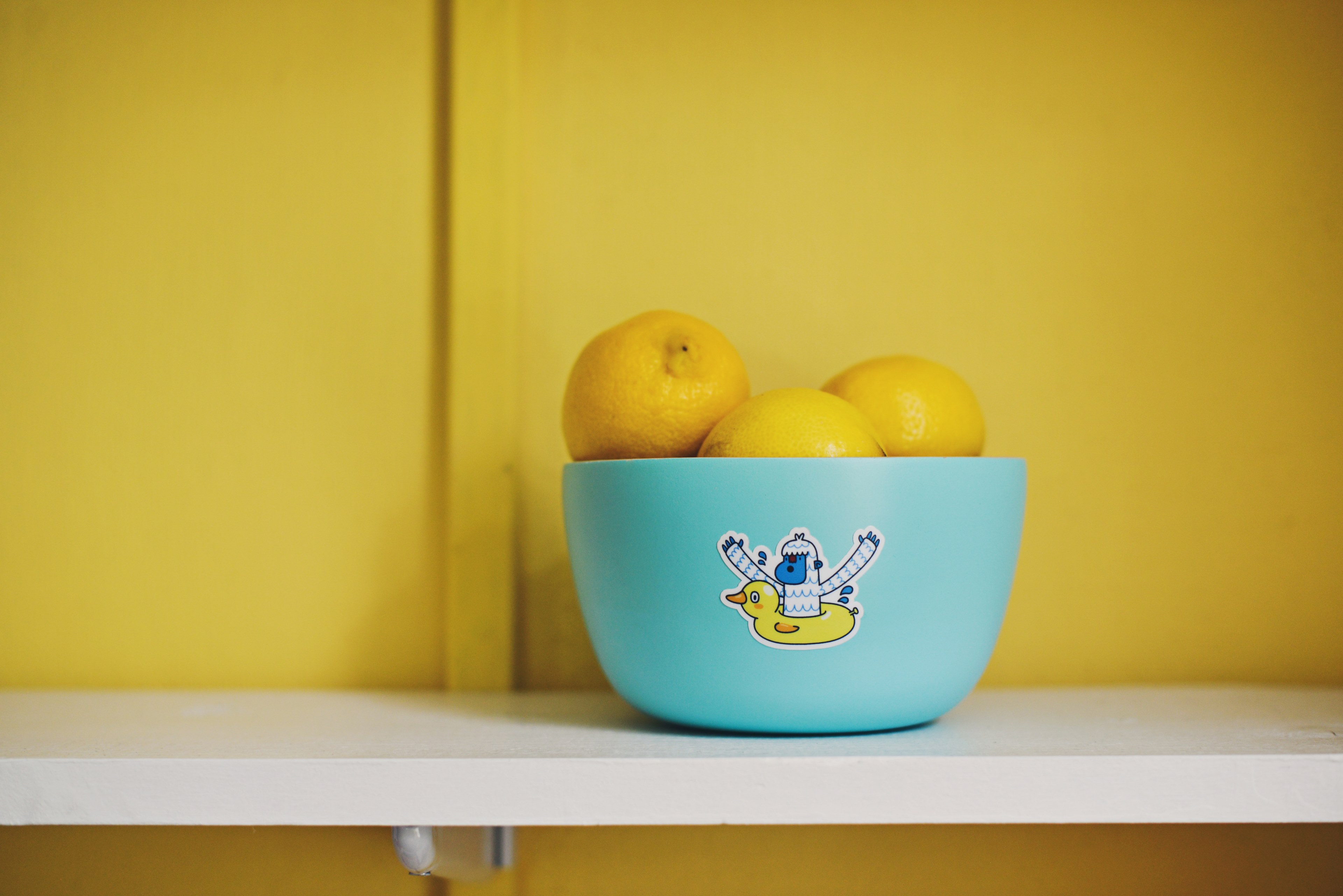 lemons in a blue bowl with a sticker on it against a yellow wall, when life gives you lemons 4k, HD Wallpaper