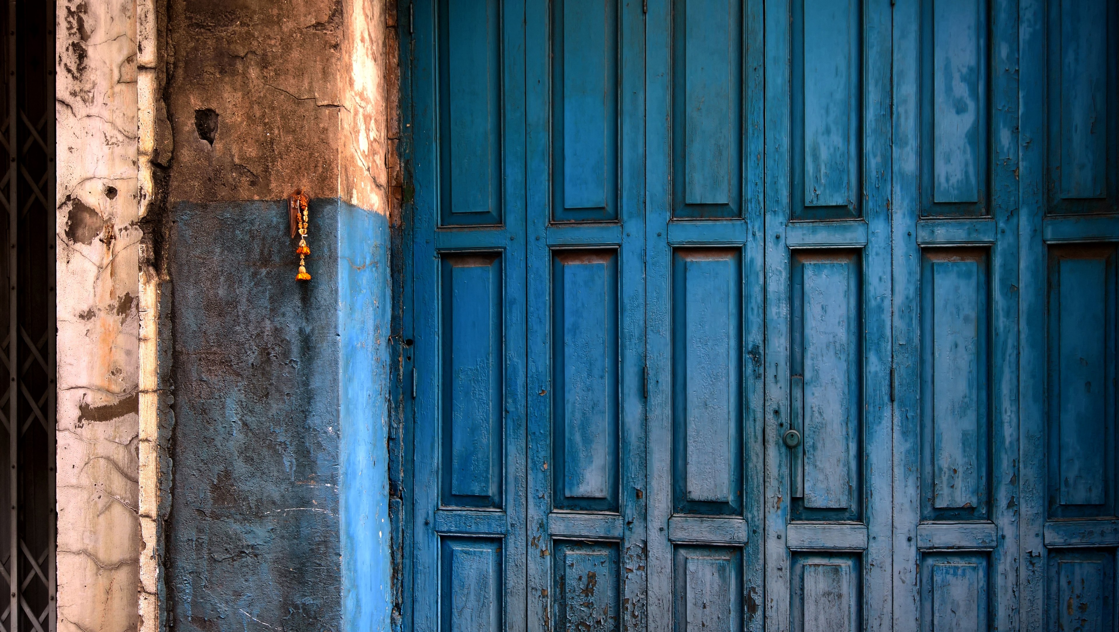 a blue painted door, _blue bangkok door 4k, HD Wallpaper