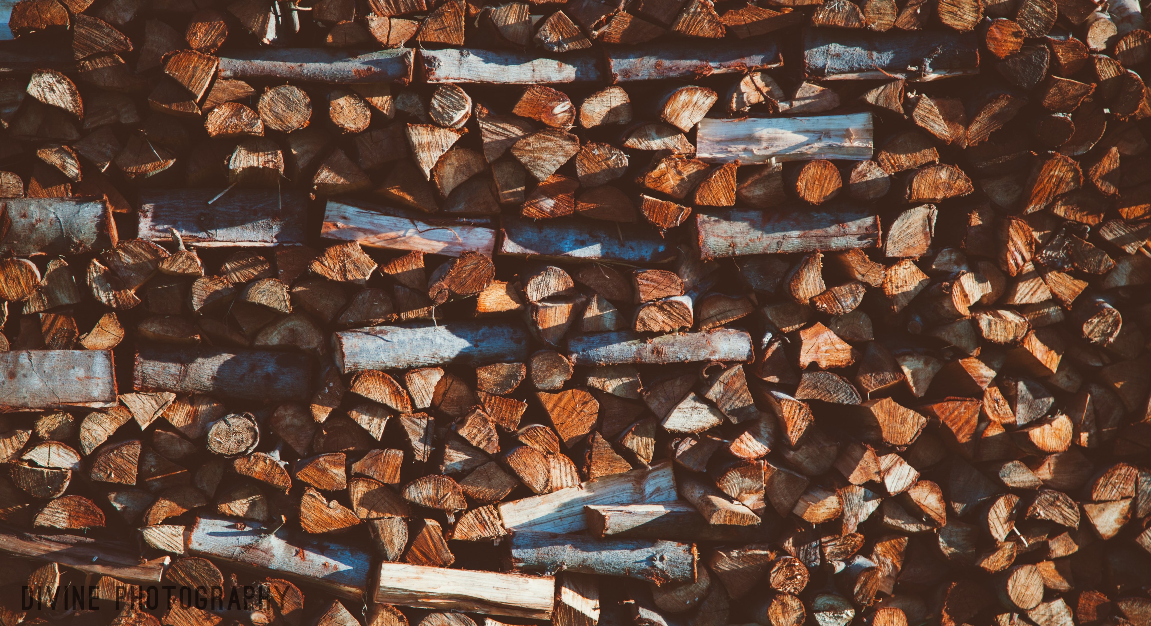 a large stack of chopped wood, irregular firewood pile 4k, HD Wallpaper