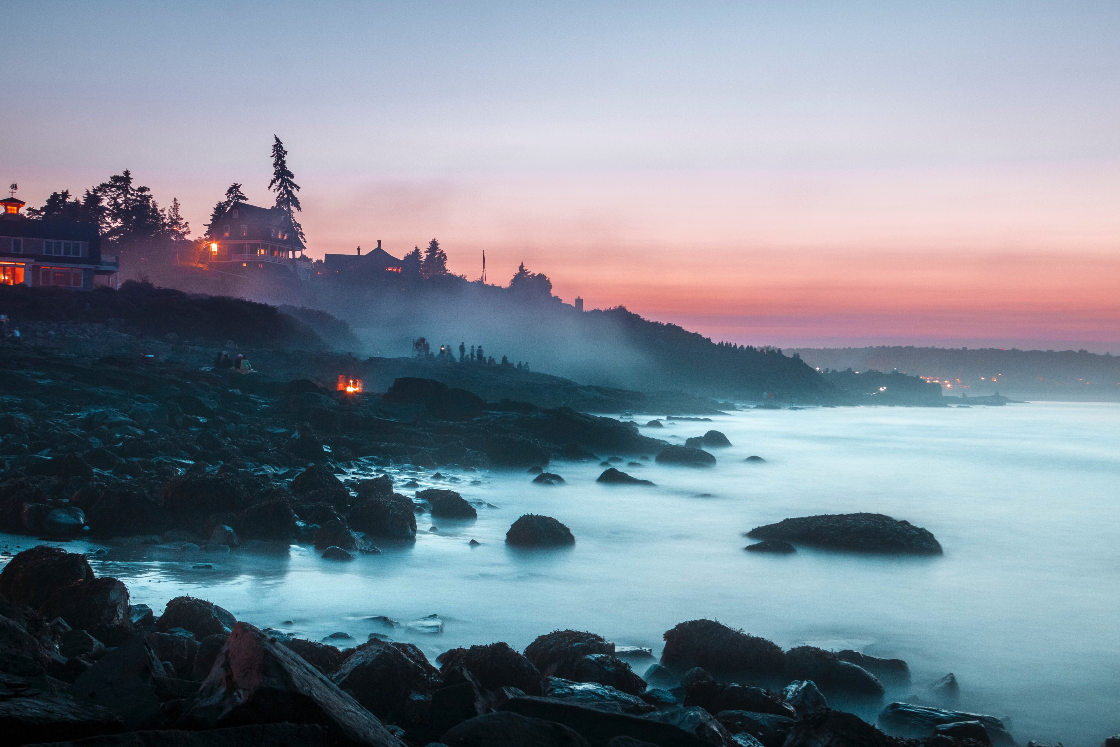sunset on a rocky coastline of ogunquit where groups of people are watching an ocean mist rising from the waters, 4th of july maine sunset 4k, HD Wallpaper