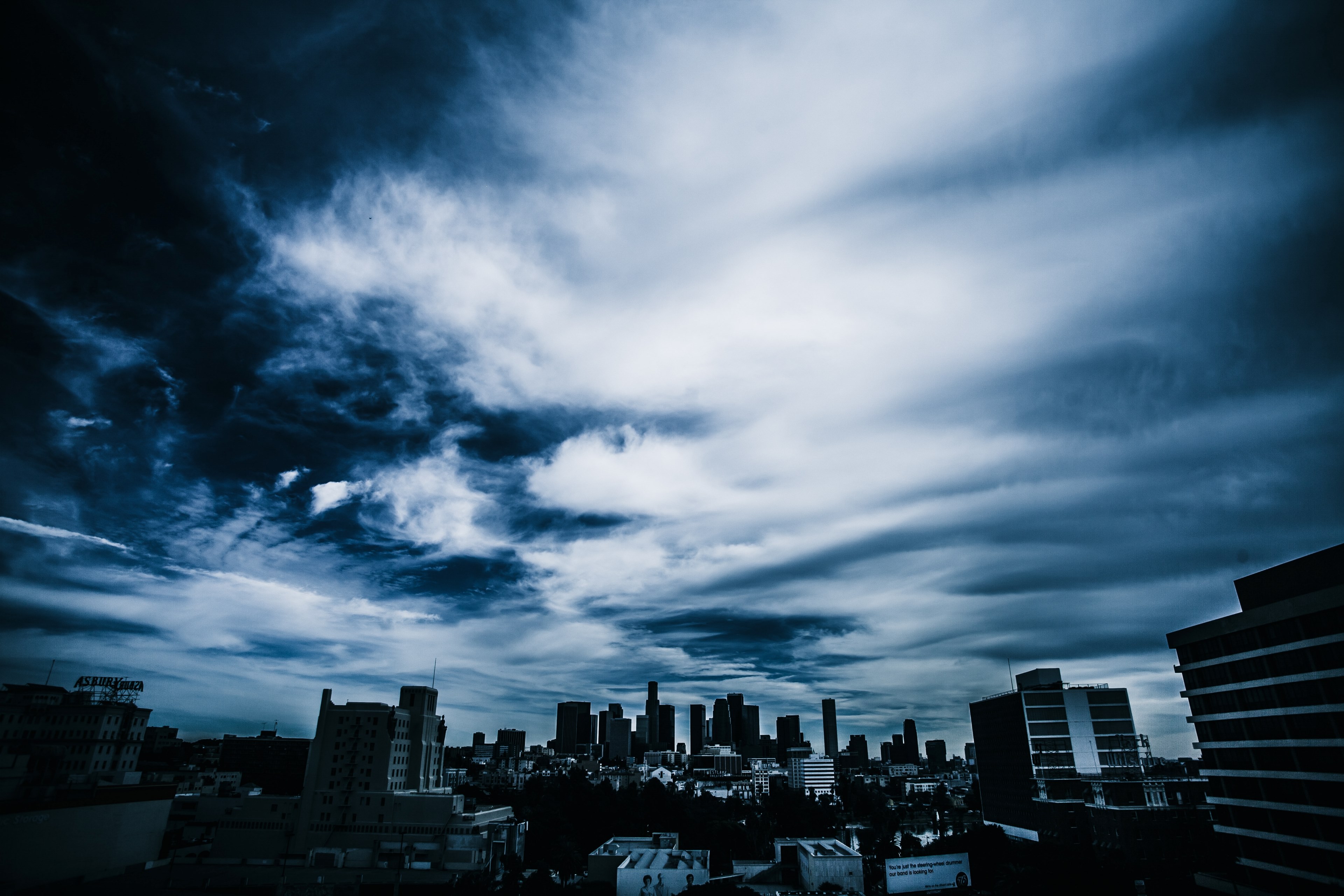 storm clouds roll over a downtown cityscape at night, lost angeles 4k, HD Wallpaper