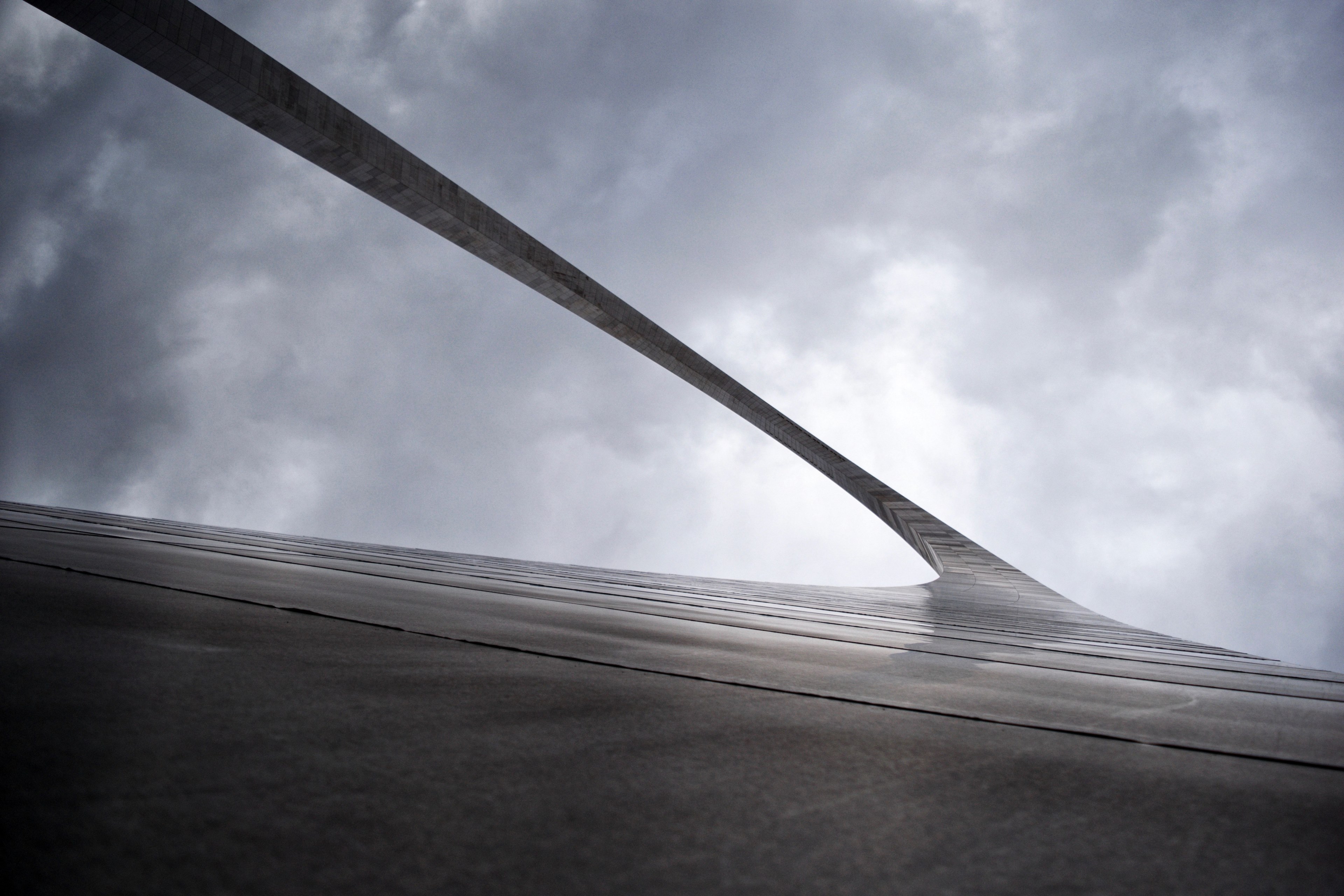 an angular shot of a part of the gateway arch in st_ louis missouri, arch in the sky 4k, HD Wallpaper