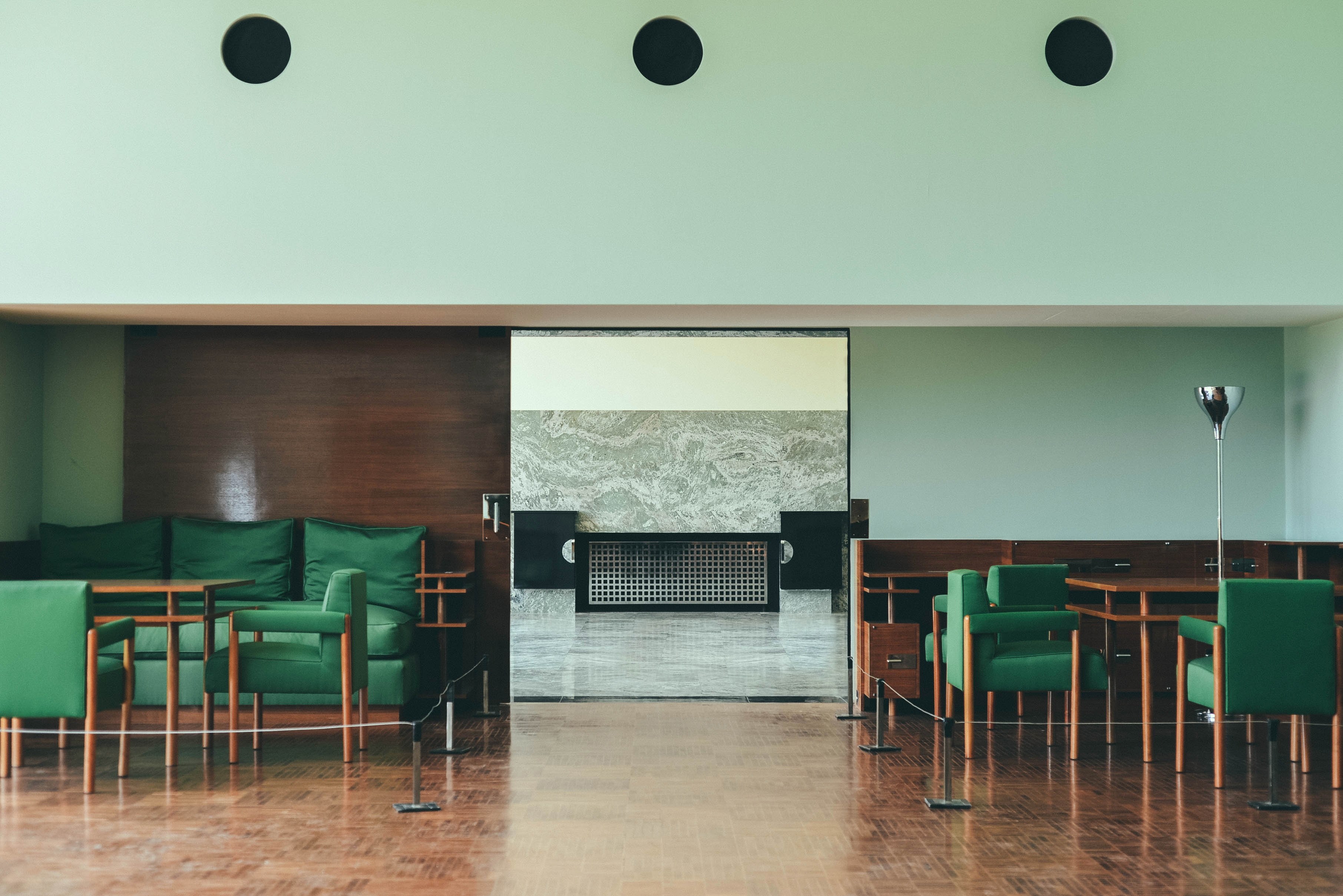 inside the hall of the villa cavrois with green sofas and contemporary wall panel, _villa cavrois 4k, HD Wallpaper
