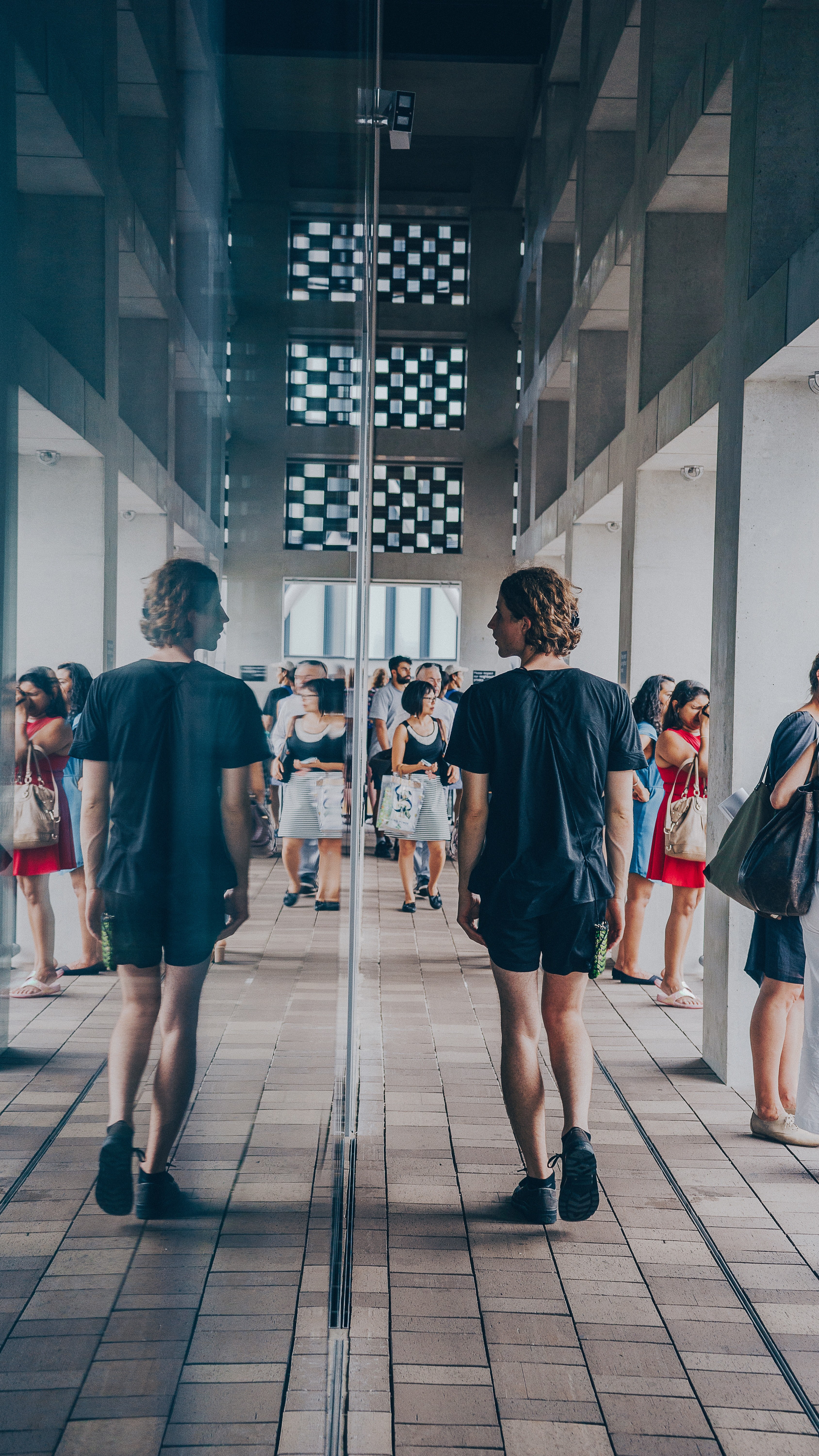 tourists reflected in a glass wall in london, tourists in a mirror 4k, Phone HD Wallpaper