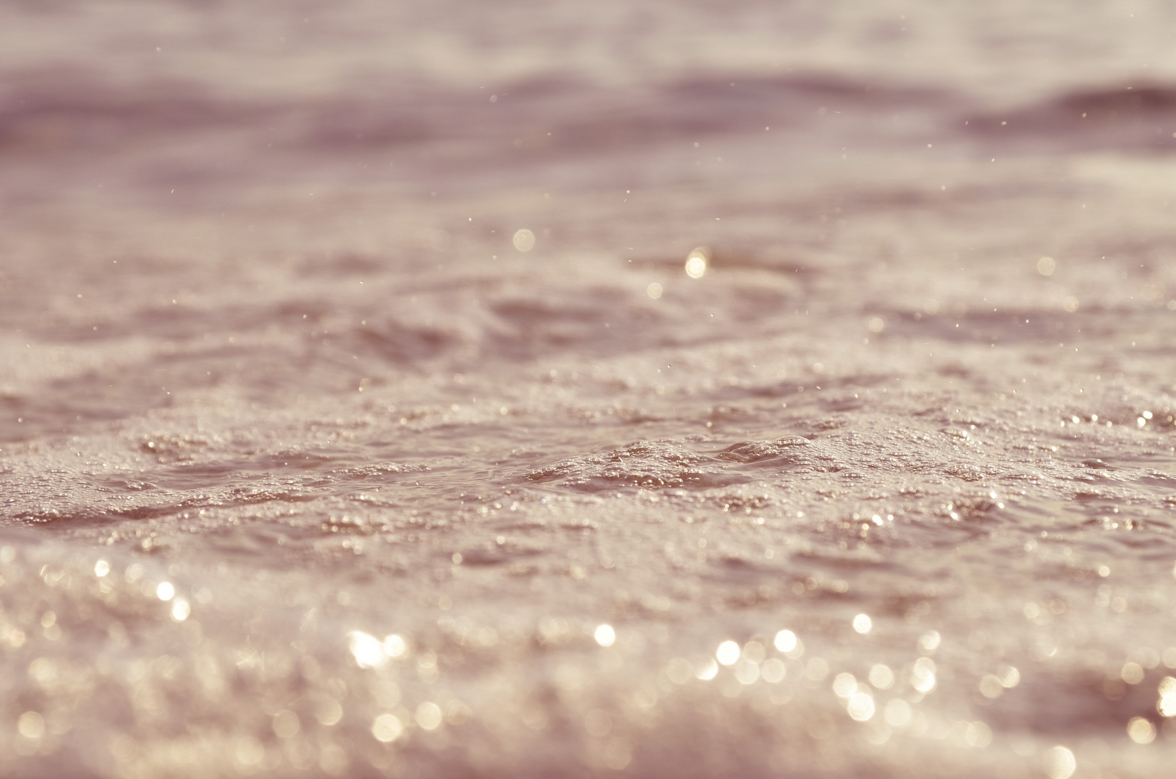 close up of raindrops falling on a body of water, rain over water 4k, HD Wallpaper