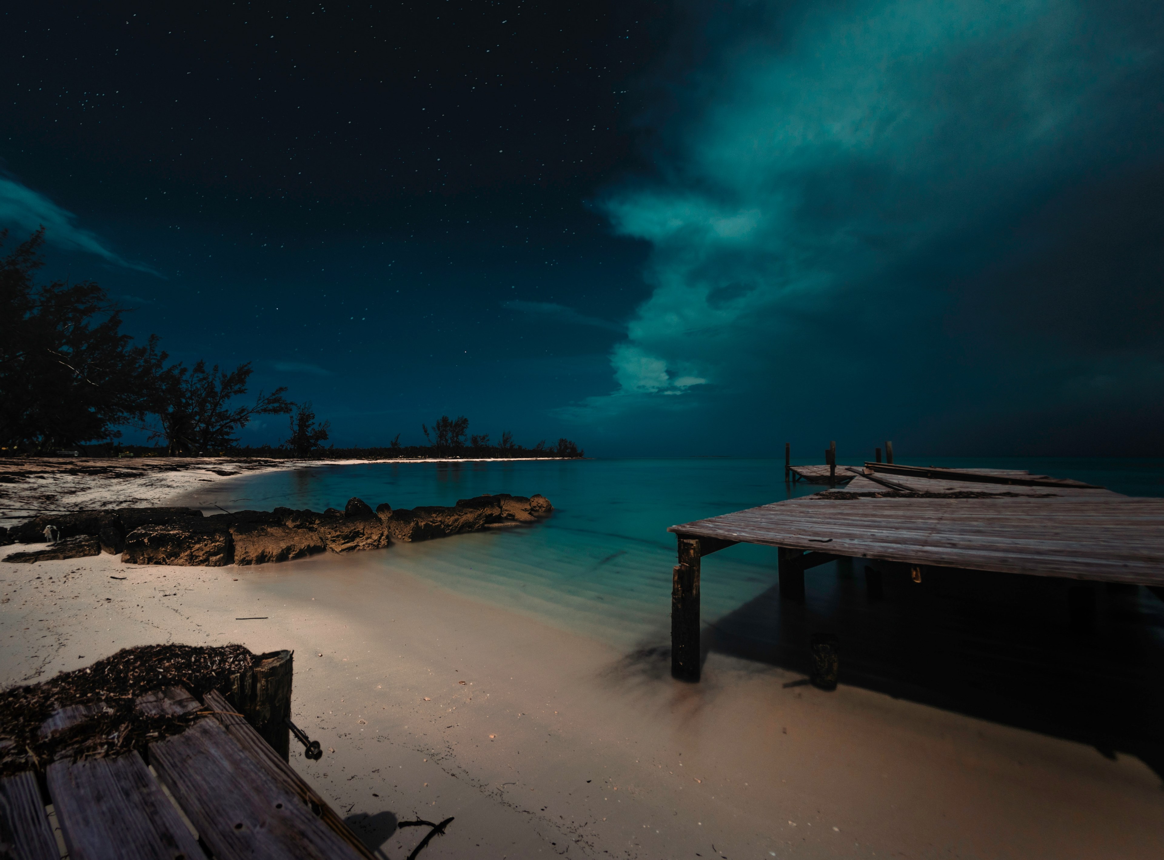 a view of the rich blue water and cloudy sky at jaws beach, midnight in a perfect world 4k, HD Wallpaper