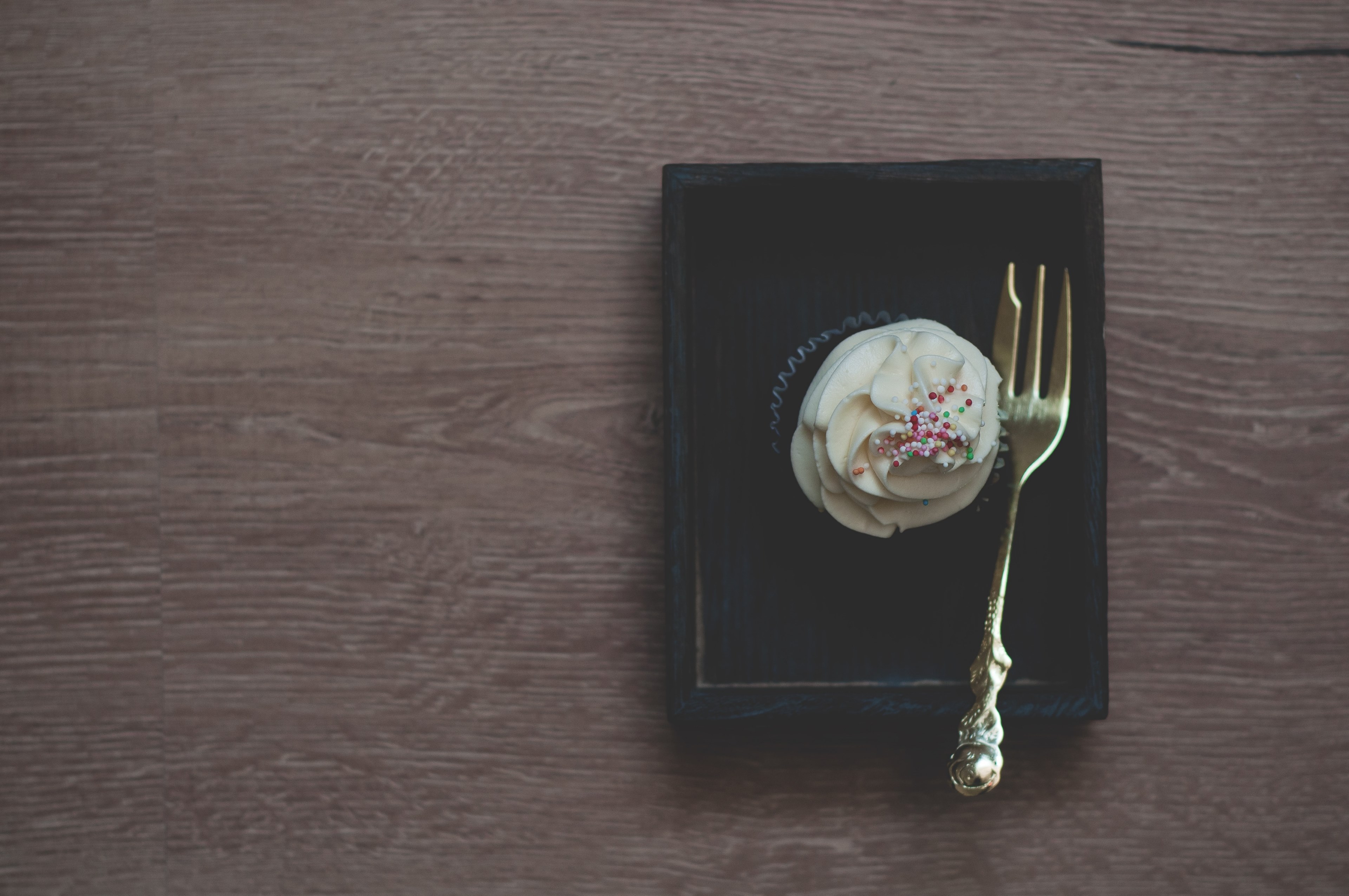 cupcake fork plate and wooden table 4k, HD Wallpaper