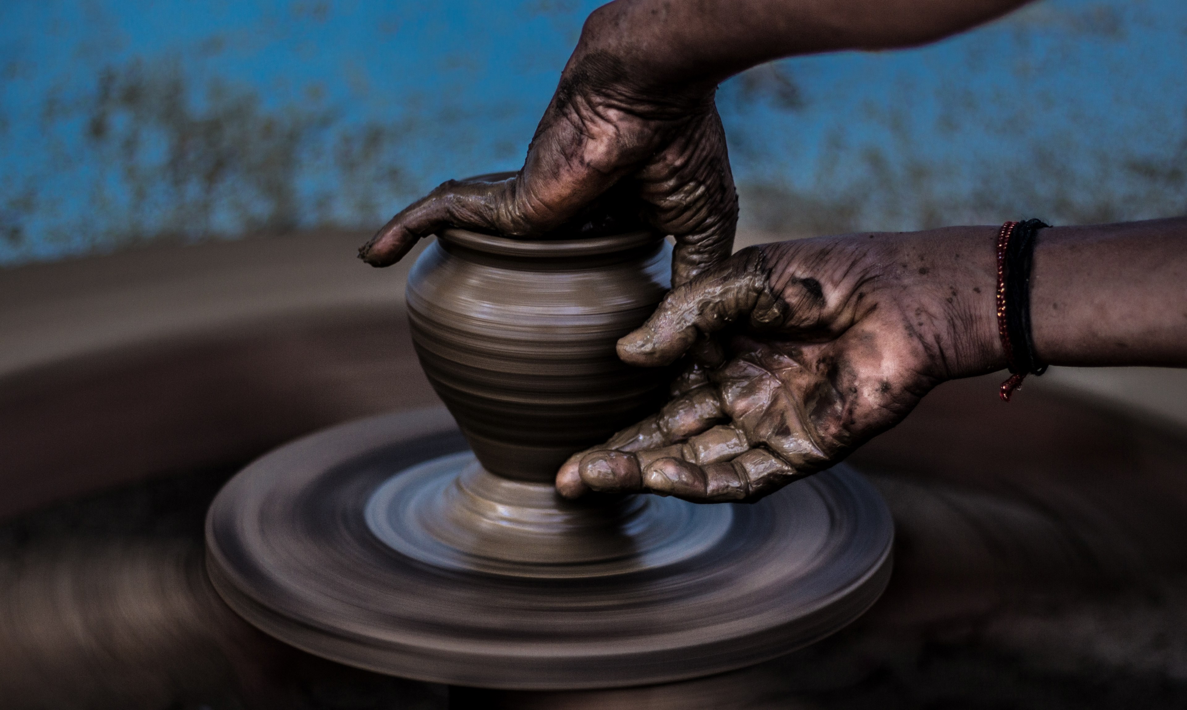 hands create art on a pottery wheel, mud games 4k, HD Wallpaper