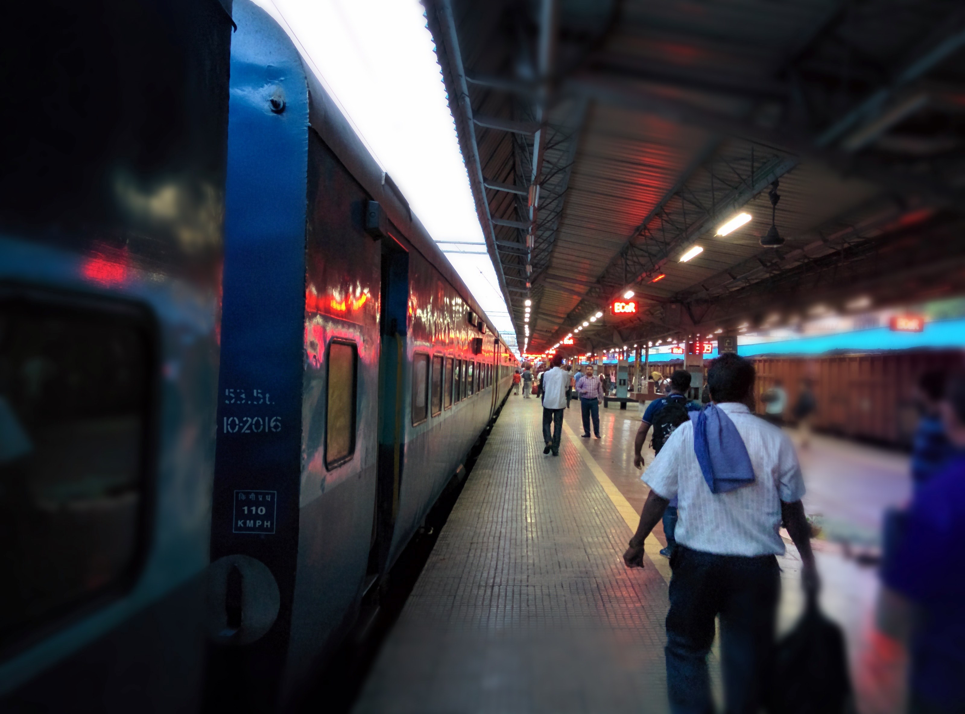 person horizontal surface station and black 4k, HD Wallpaper