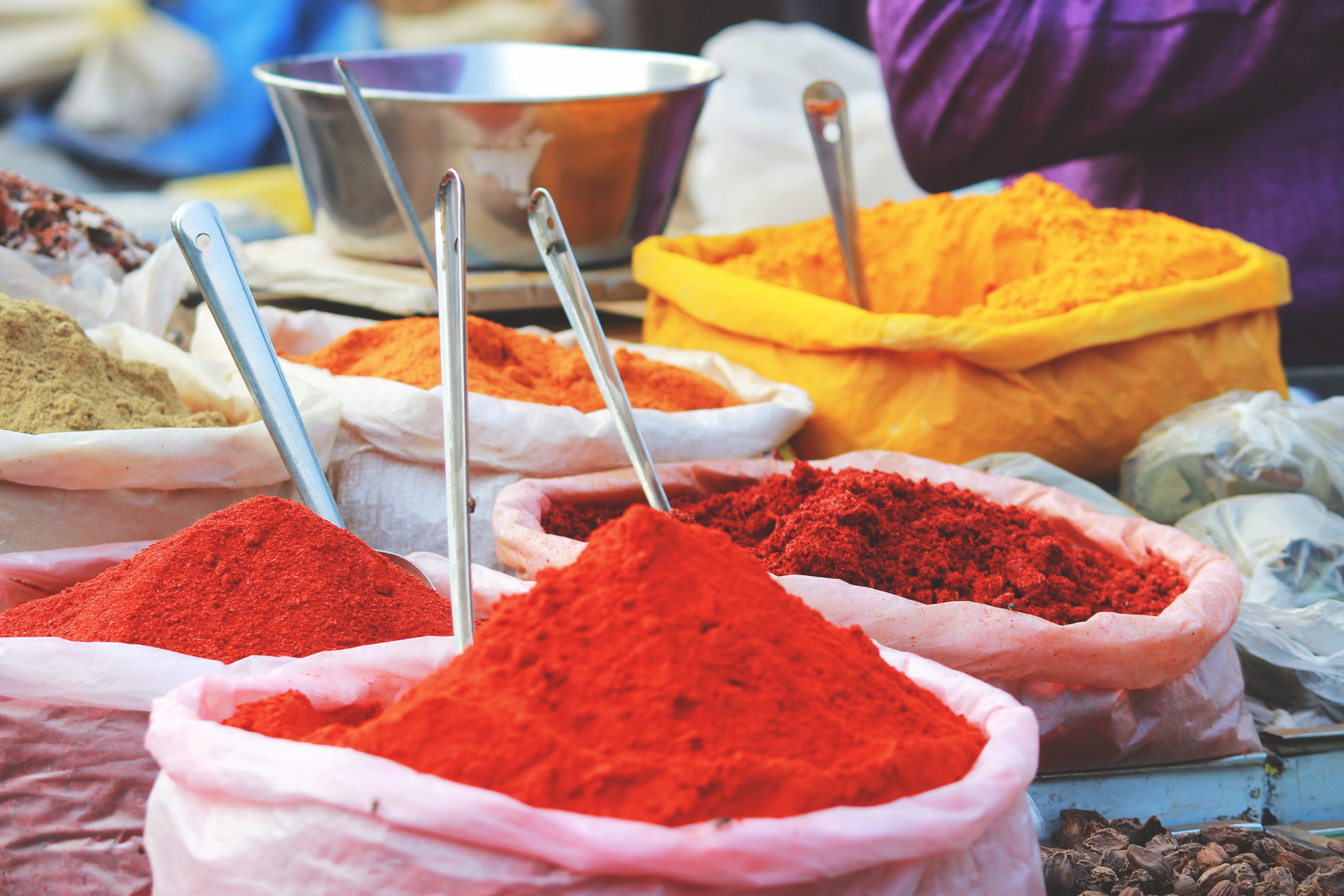 red tan yellow and orange spices in plastic bags with scooping spoons in a marketplace, do i look colorful 4k, HD Wallpaper