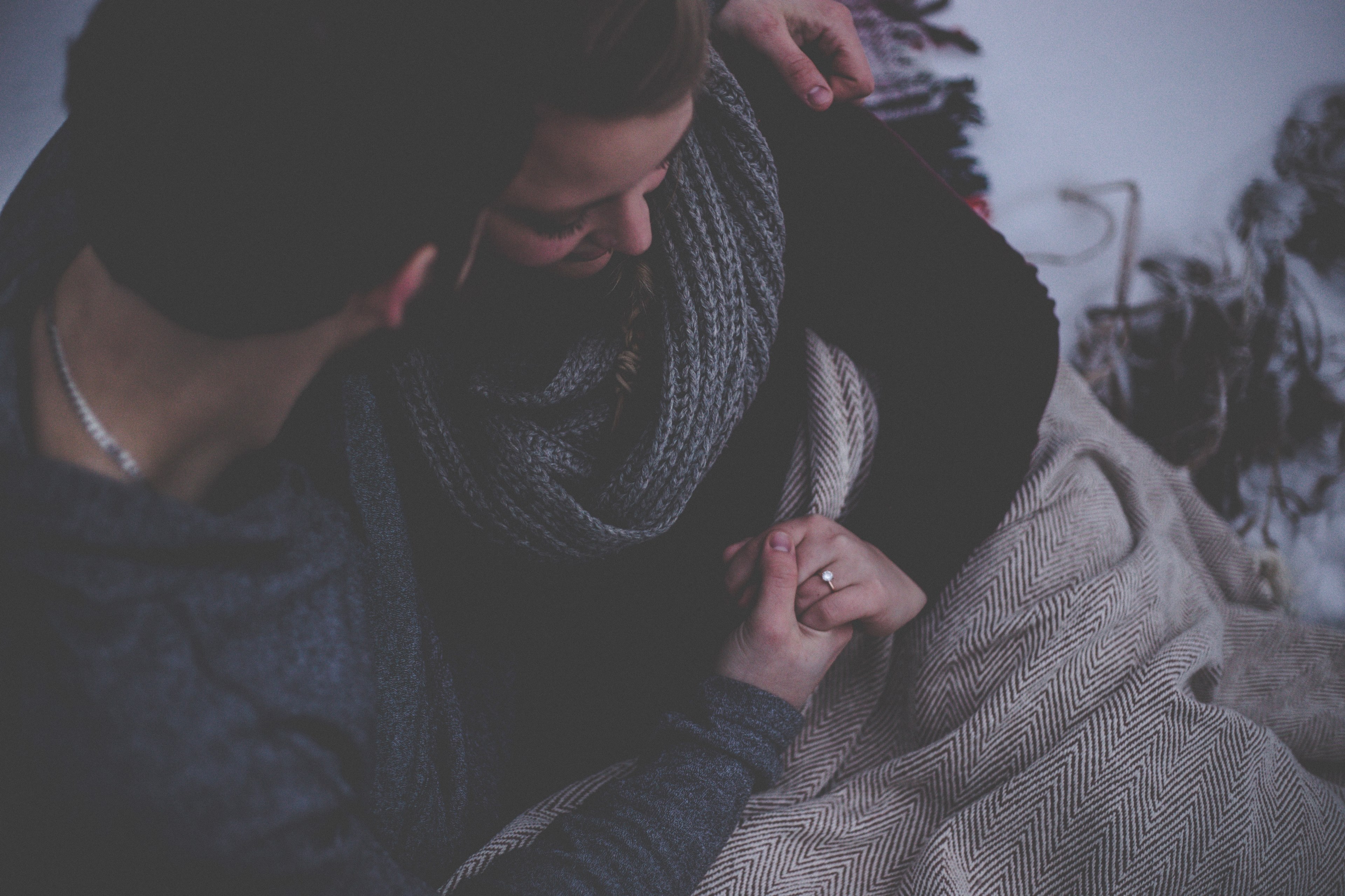 man and woman snuggle under a blanket seated and holding hands she wears an engagement ring, _seated couple snuggling 4k, HD Wallpaper