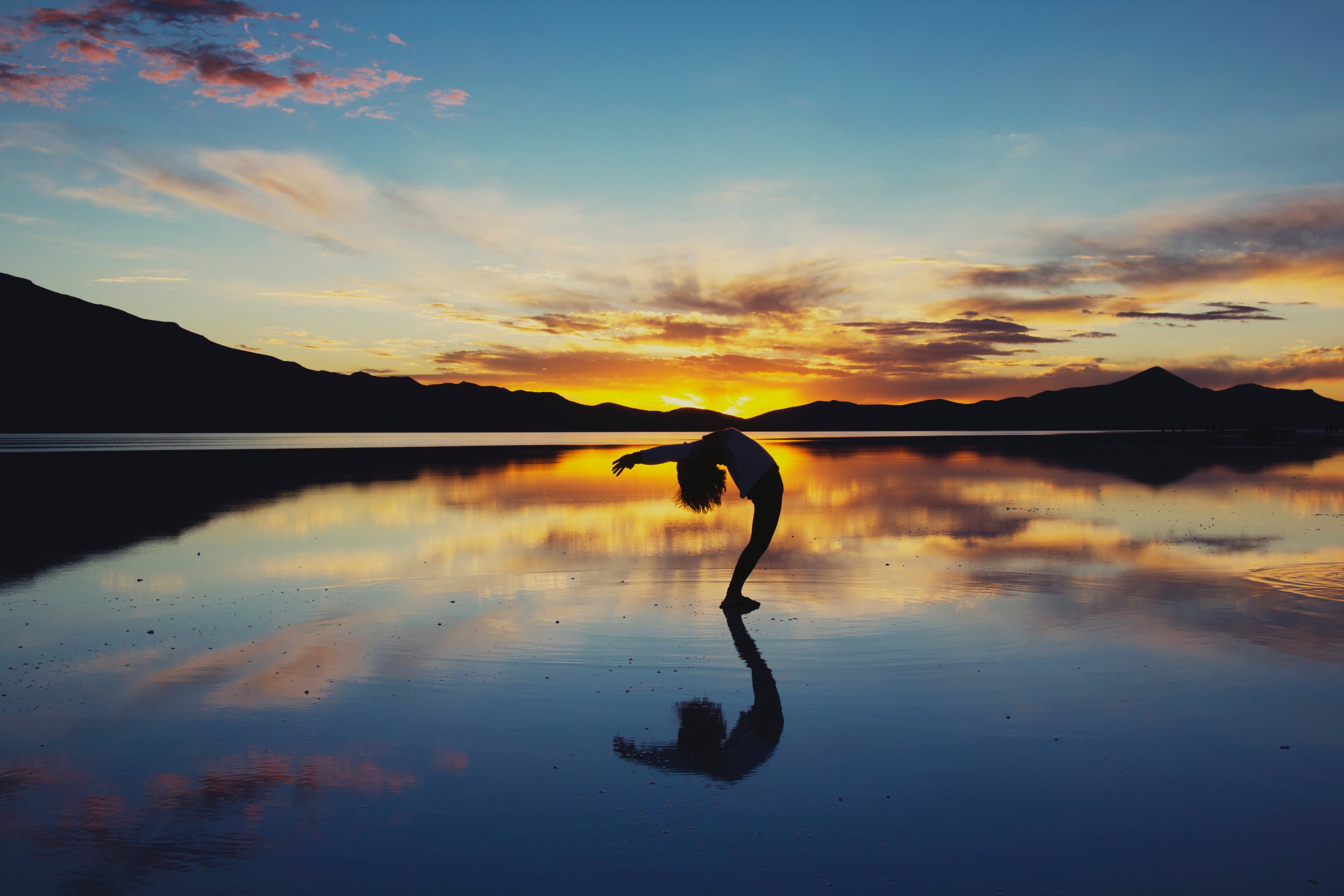 a person doing yoga on the uyuni salt flat during sunset, yoga uyuni salt flat 4k, HD Wallpaper