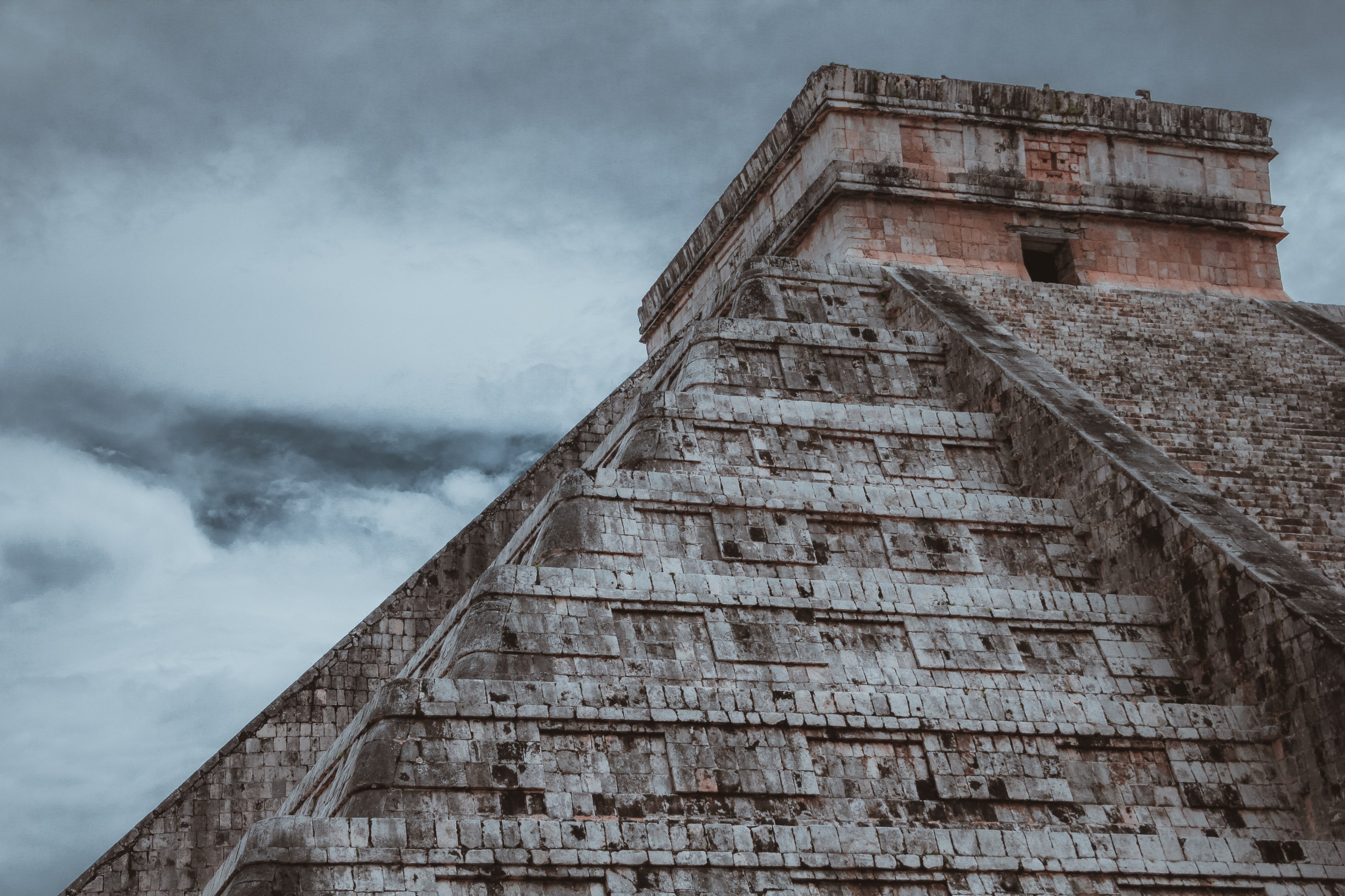 looking up at an ancient stone pyramid under a cloudy sky in chichn itz, ancient pyramid 4k, HD Wallpaper