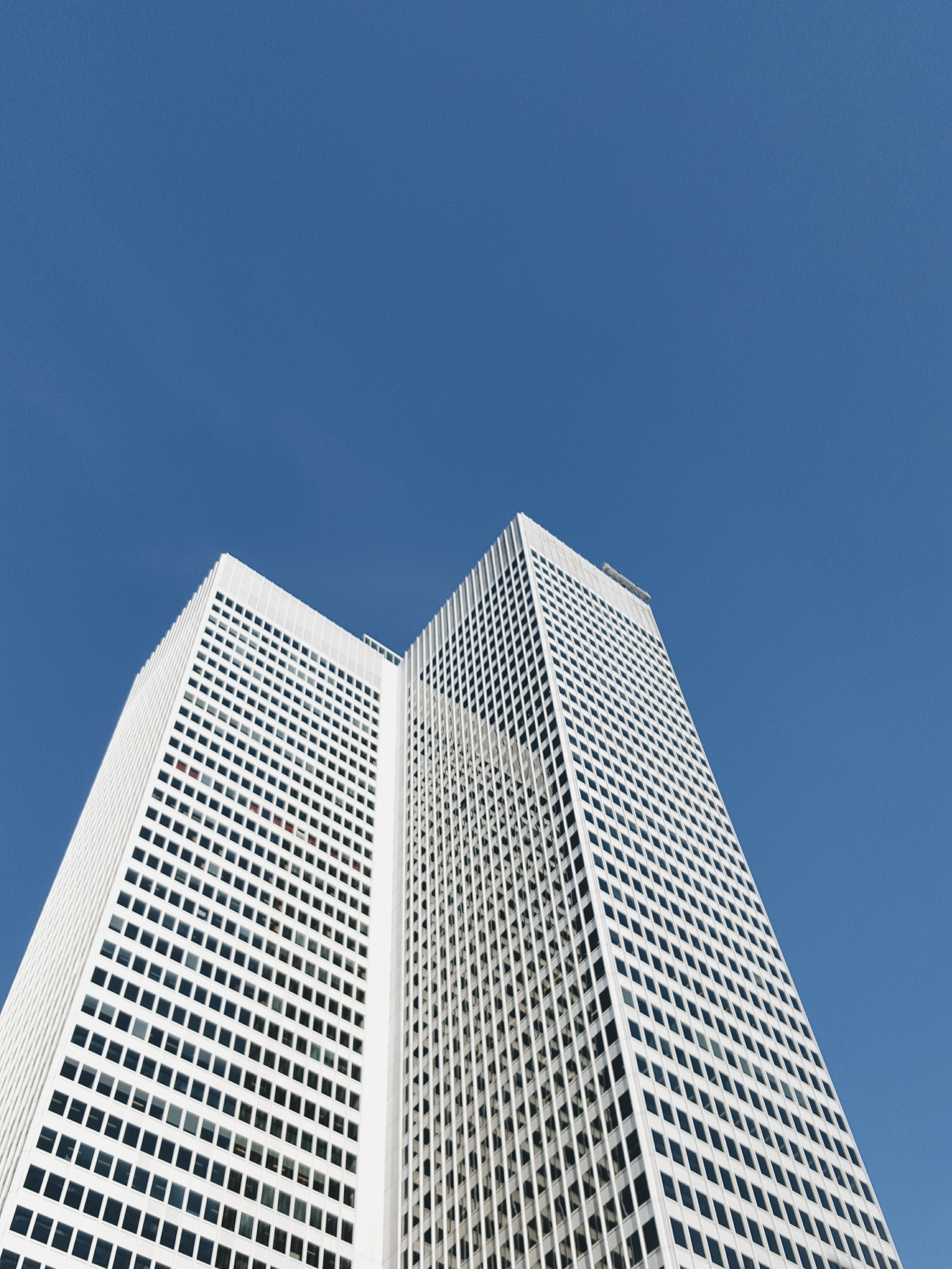 a white high rise in montreal under a blue sky, white high rise and blue sky 4k, Phone HD Wallpaper