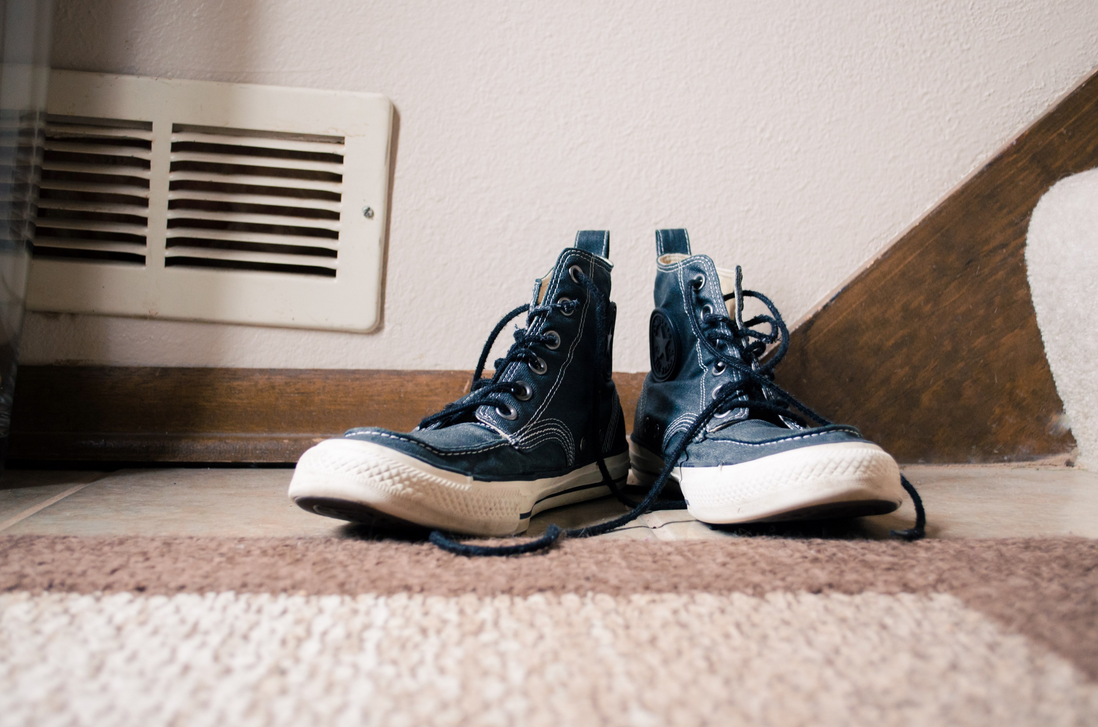 object home feet and converse 4k, HD Wallpaper
