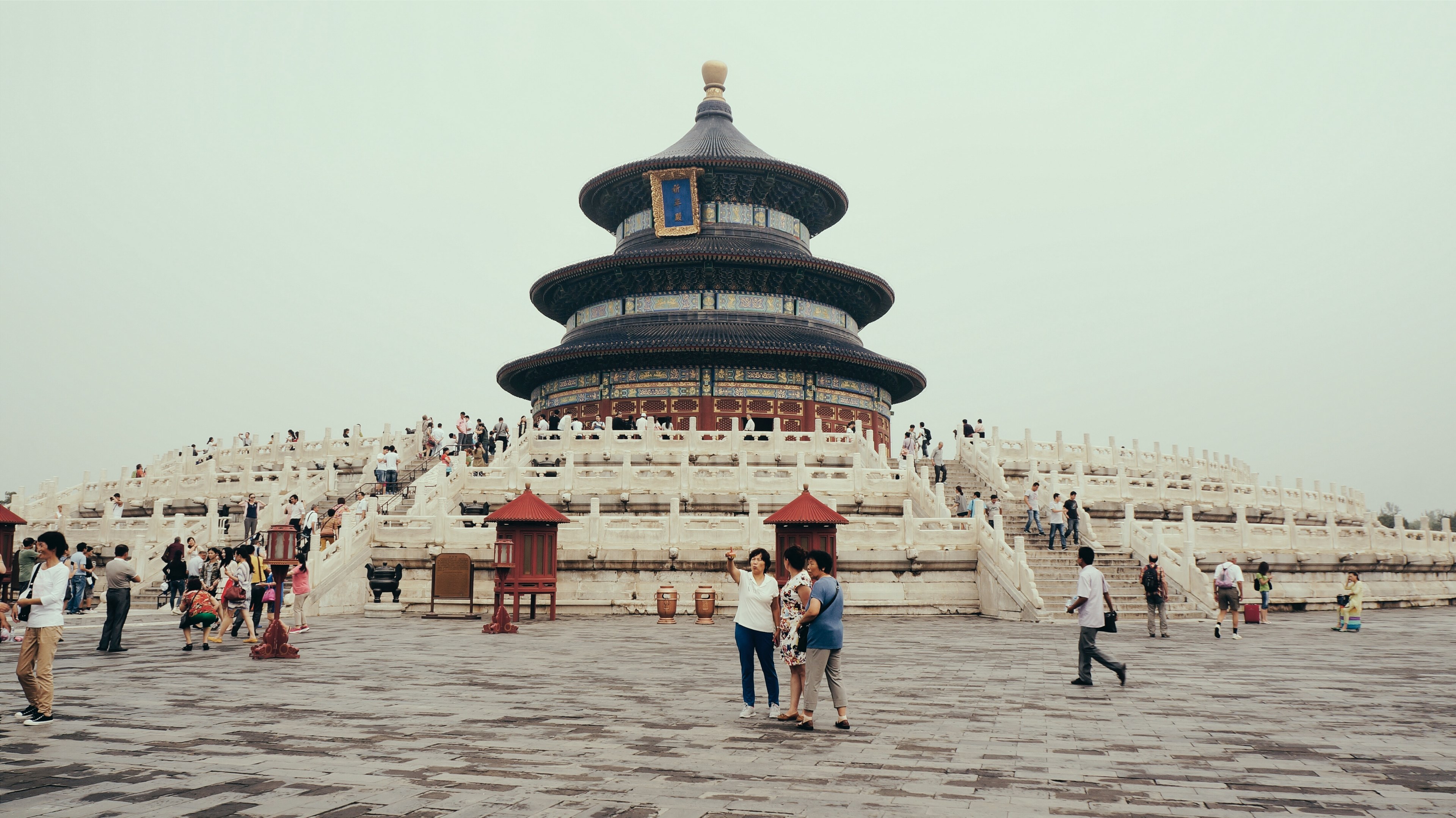 a round pagoda on a square surrounded with tourists, tourists at the pagoda 4k, HD Wallpaper