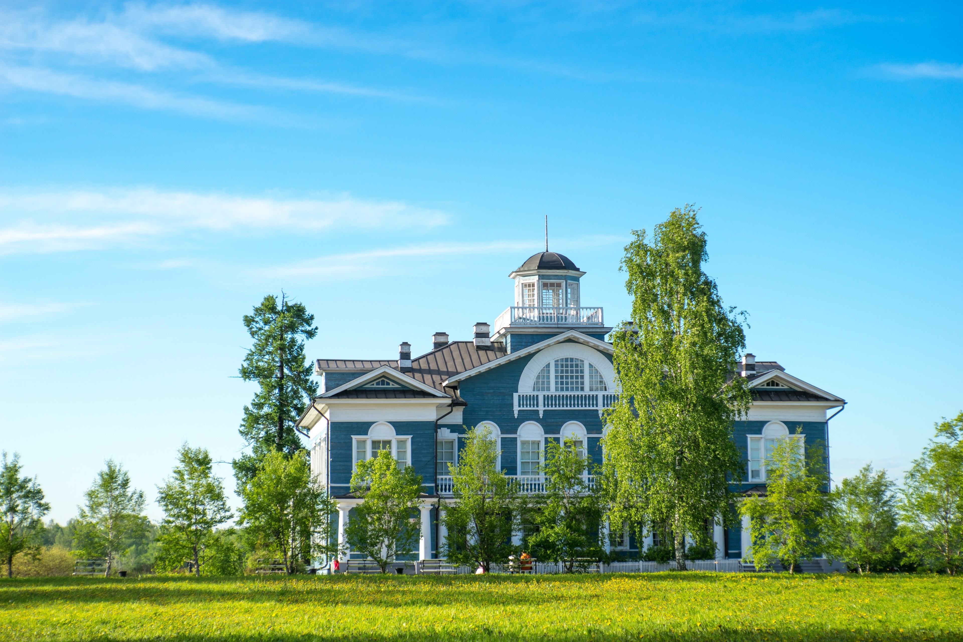 estate mansion grass and sky 4k, HD Wallpaper