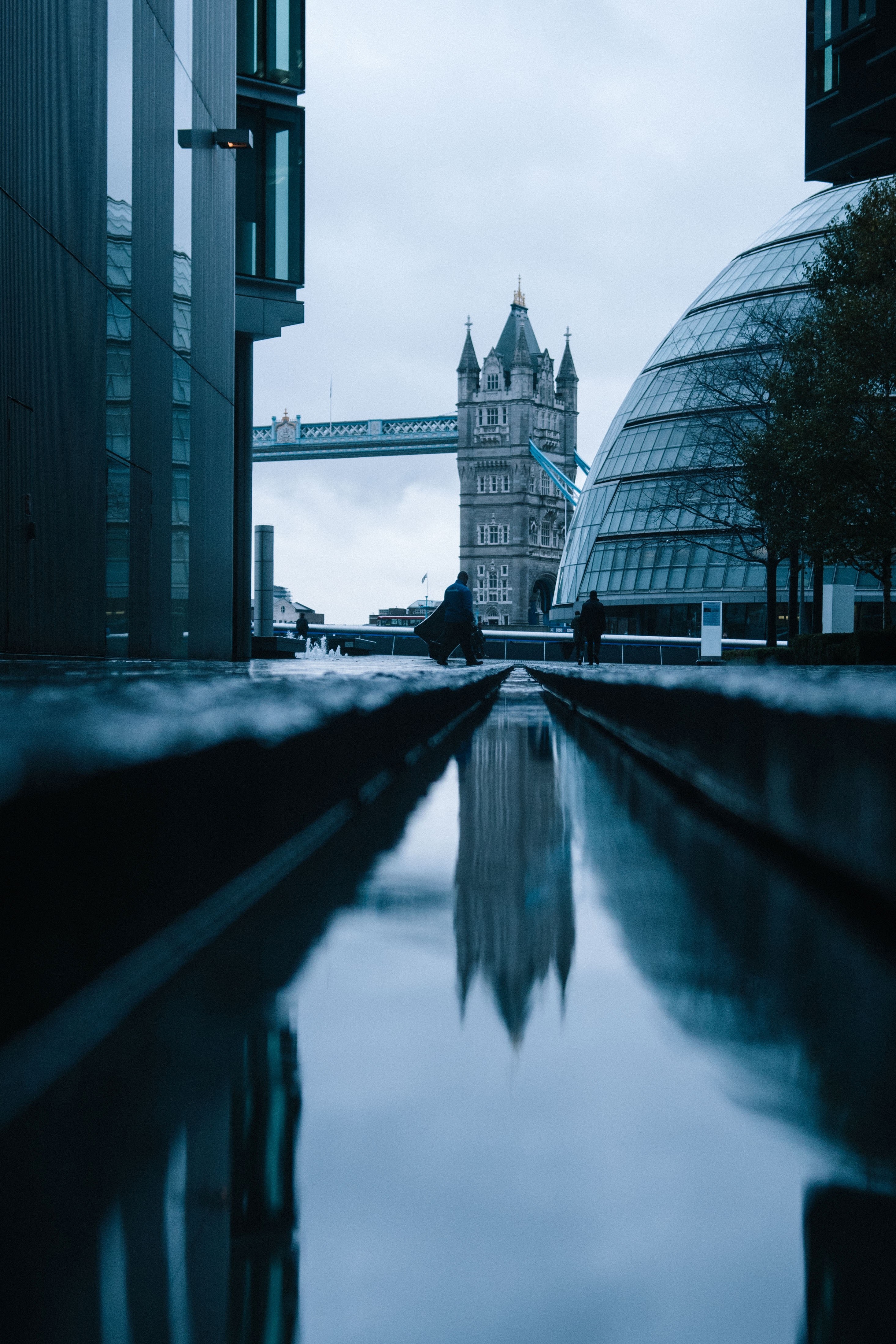 a low shot of a canal in london with a view on the tower bridge, canal and tower bridge 4k, Phone HD Wallpaper