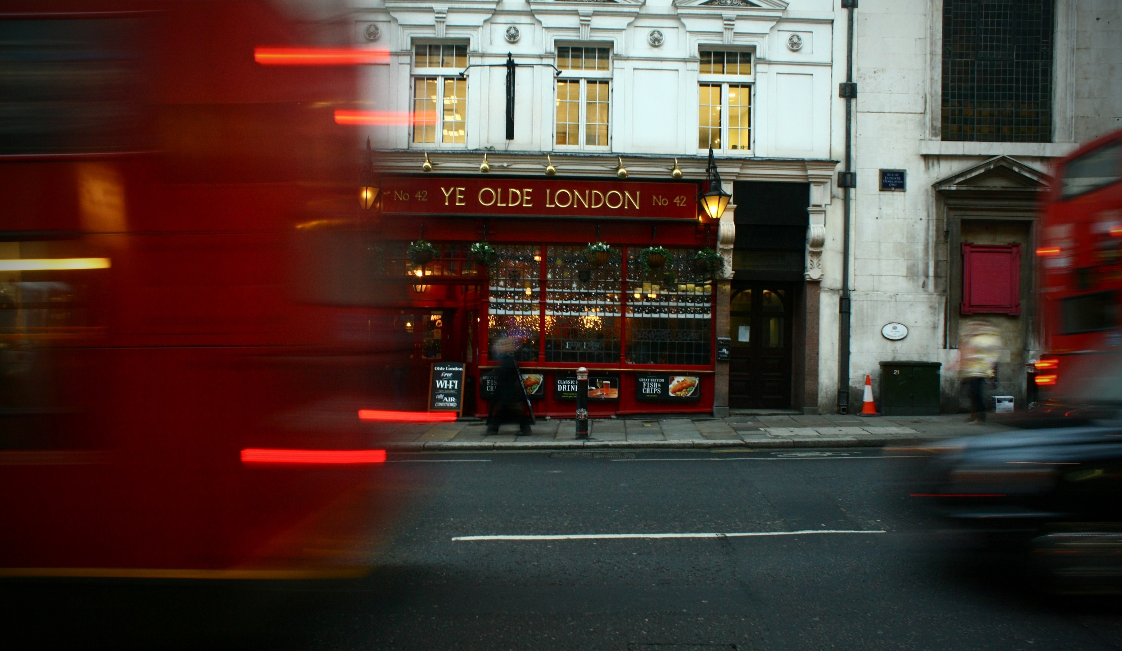 a motion blur in london street in front of a shop london, london street red pub 4k, HD Wallpaper