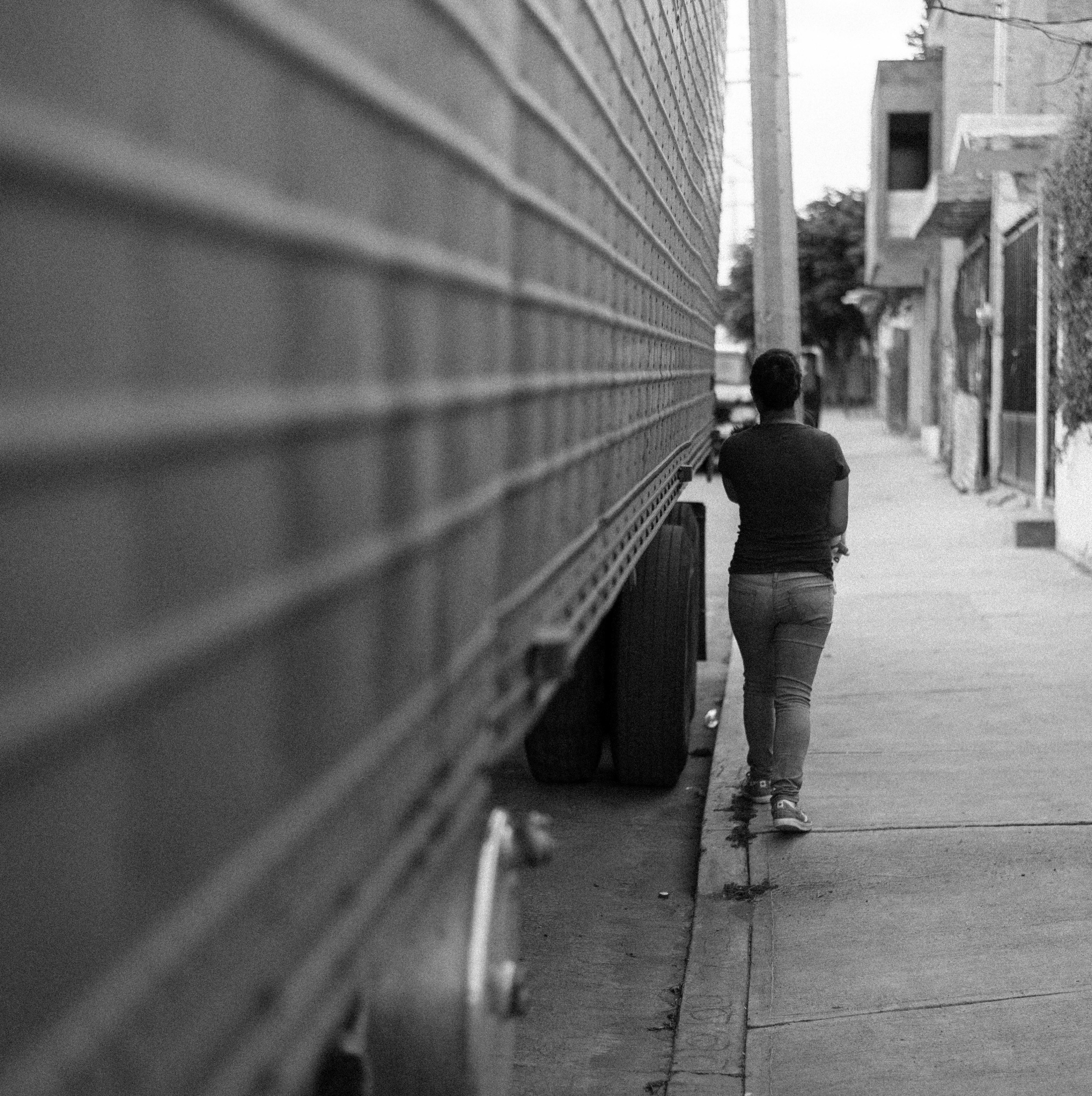 step woman black and white and street hd, 4k, Phone HD Wallpaper