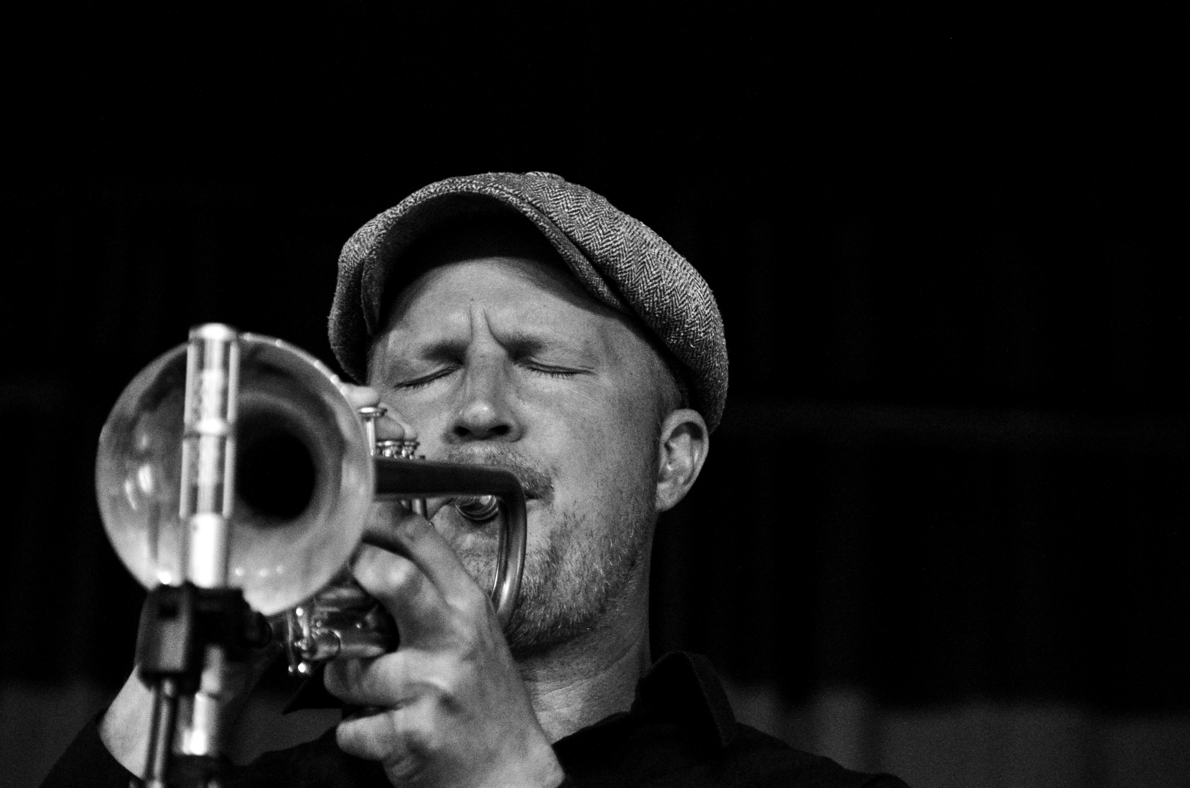 black and white shot of man wearing flat cap wearing trumpet with eyes closed korpo, mikkos blow 4k, HD Wallpaper
